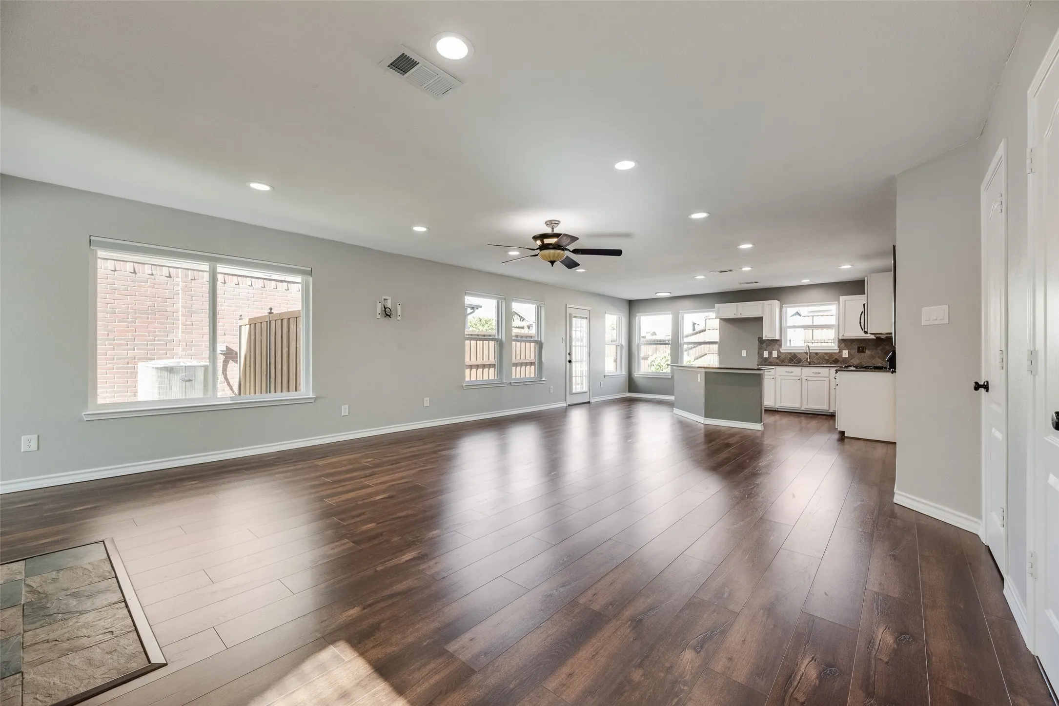 Single Family Residence For Sale in Denton County , 905 Elizabeth Drive, Lewisville, Texas 75067, 5 Bedroom, 3 Bathroom, 2 Garage spaces, 2,894 Sqft, built in 1999, mls#21398745, Real Estate Agent in Lewisville, Homes For Sale in Denton county, Homes For Sale in Lewisville, Realtor in Lewisville Texas, Real Estate Brokerage Independent Realty Texas, Luminita Cordes Realtor