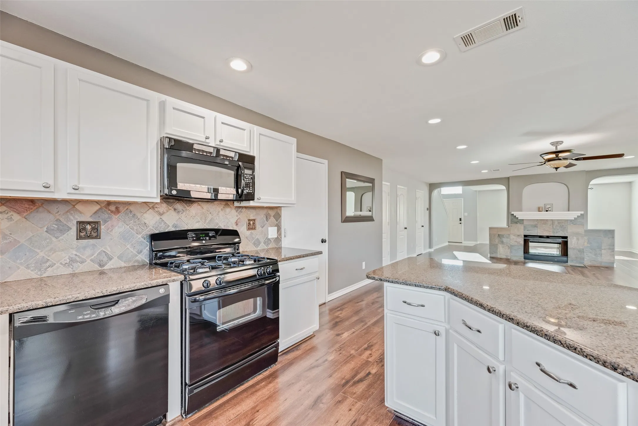 Single Family Residence For Sale in Denton County , 905 Elizabeth Drive, Lewisville, Texas 75067, 5 Bedroom, 3 Bathroom, 2 Garage spaces, 2,894 Sqft, built in 1999, mls#21398745, Real Estate Agent in Lewisville, Homes For Sale in Denton county, Homes For Sale in Lewisville, Realtor in Lewisville Texas, Real Estate Brokerage Independent Realty Texas, Luminita Cordes Realtor
