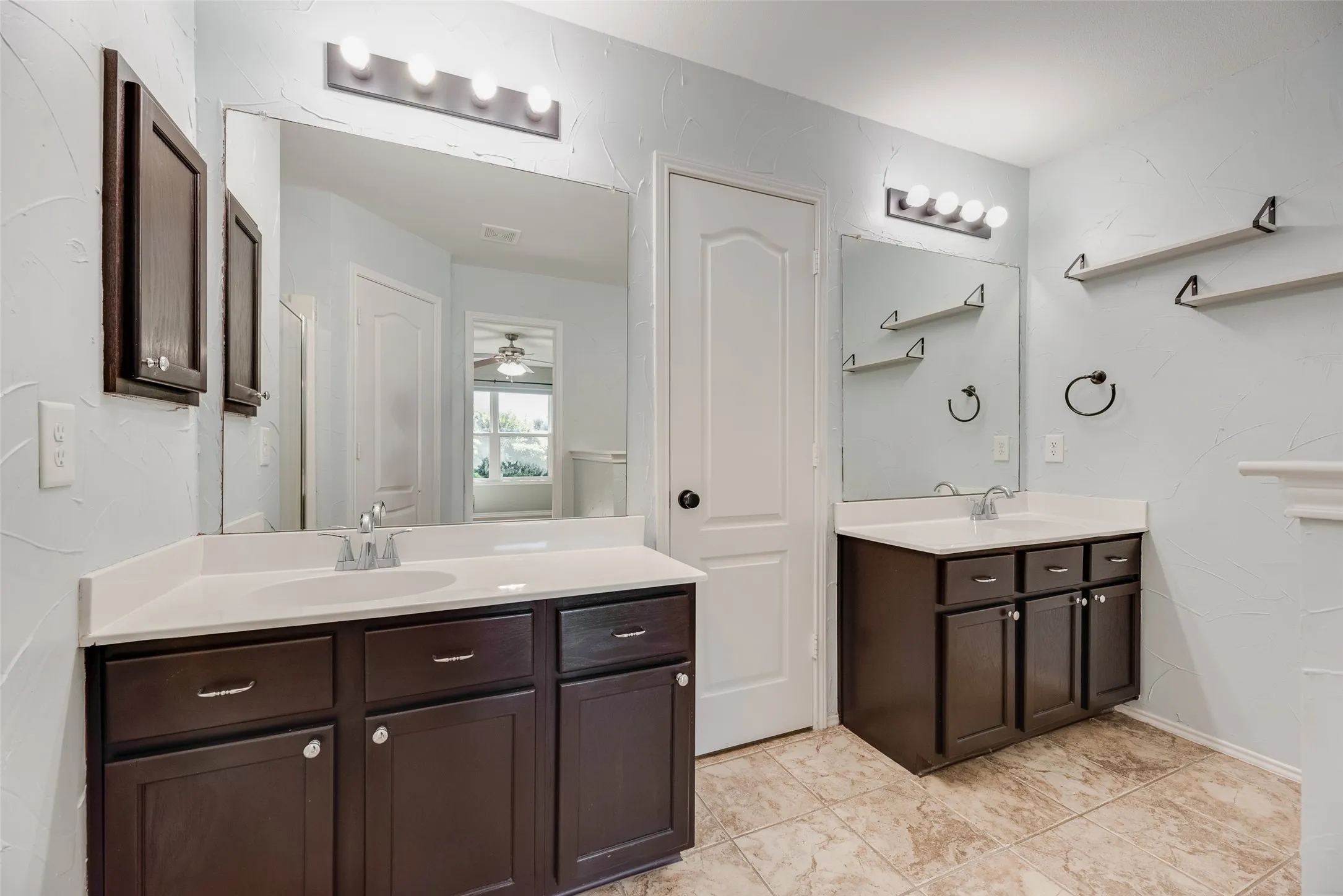 Single Family Residence For Sale in Denton County , 905 Elizabeth Drive, Lewisville, Texas 75067, 5 Bedroom, 3 Bathroom, 2 Garage spaces, 2,894 Sqft, built in 1999, mls#21398745, Real Estate Agent in Lewisville, Homes For Sale in Denton county, Homes For Sale in Lewisville, Realtor in Lewisville Texas, Real Estate Brokerage Independent Realty Texas, Luminita Cordes Realtor