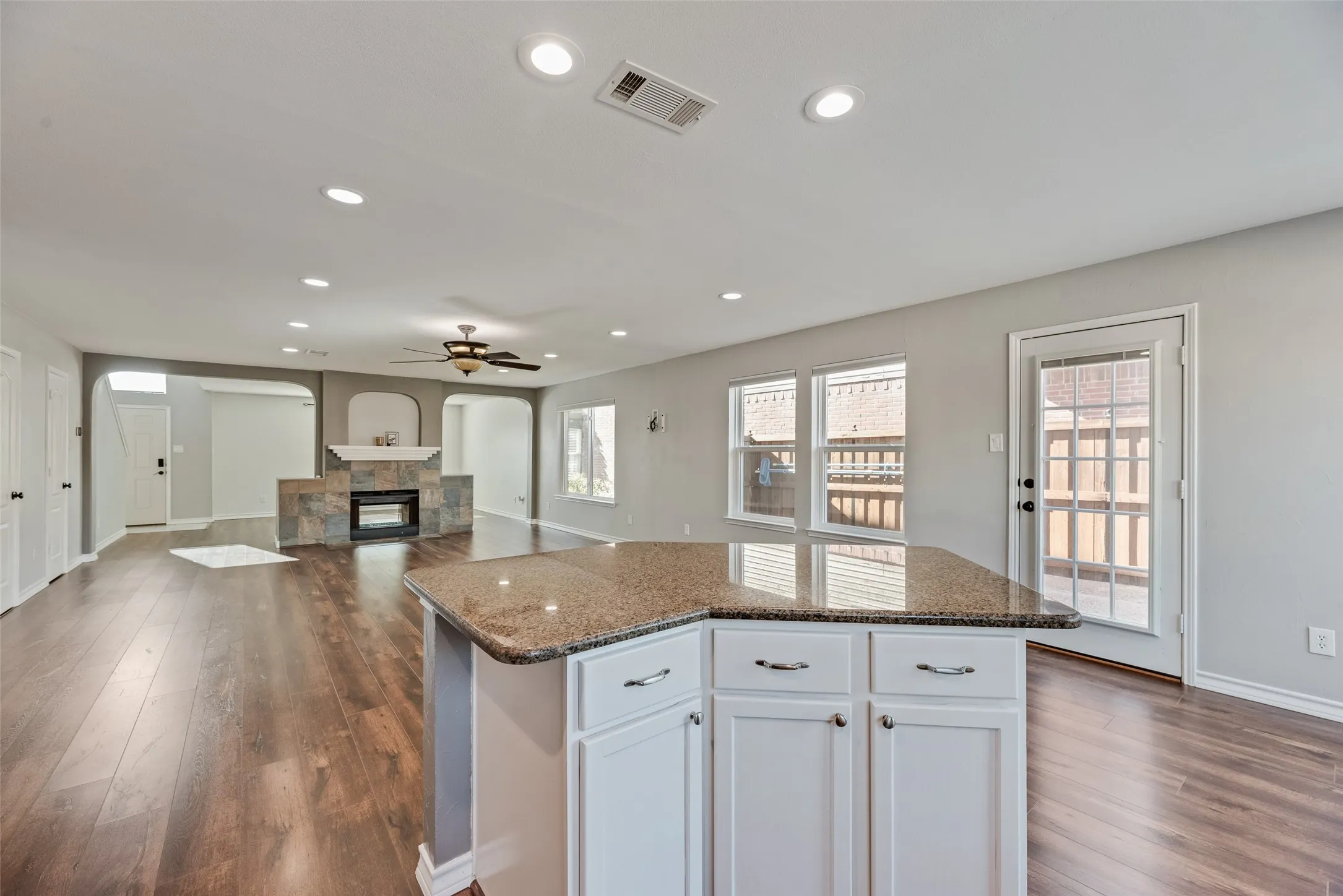 Single Family Residence For Sale in Denton County , 905 Elizabeth Drive, Lewisville, Texas 75067, 5 Bedroom, 3 Bathroom, 2 Garage spaces, 2,894 Sqft, built in 1999, mls#21398745, Real Estate Agent in Lewisville, Homes For Sale in Denton county, Homes For Sale in Lewisville, Realtor in Lewisville Texas, Real Estate Brokerage Independent Realty Texas, Luminita Cordes Realtor