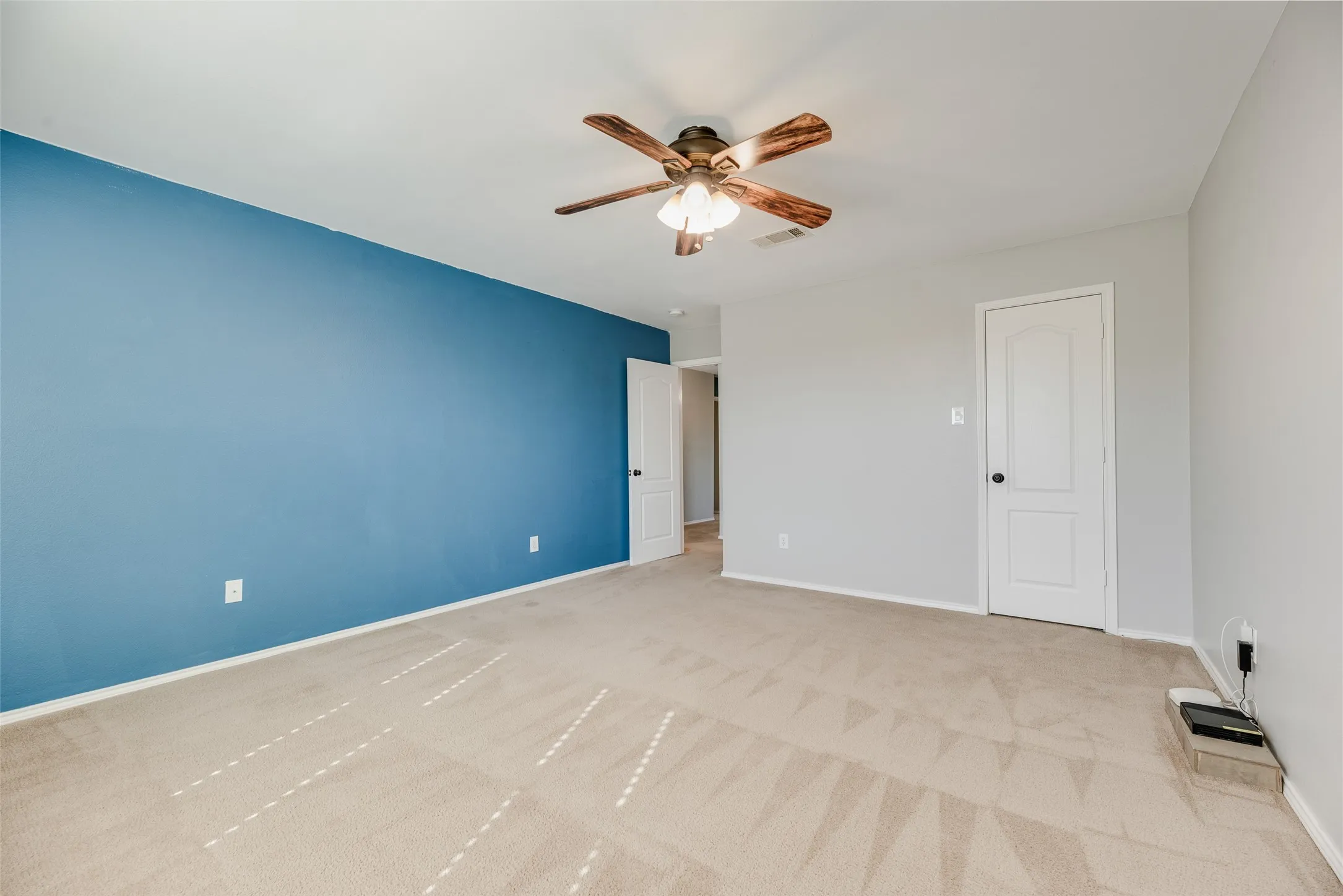 Single Family Residence For Sale in Denton County , 905 Elizabeth Drive, Lewisville, Texas 75067, 5 Bedroom, 3 Bathroom, 2 Garage spaces, 2,894 Sqft, built in 1999, mls#21398745, Real Estate Agent in Lewisville, Homes For Sale in Denton county, Homes For Sale in Lewisville, Realtor in Lewisville Texas, Real Estate Brokerage Independent Realty Texas, Luminita Cordes Realtor