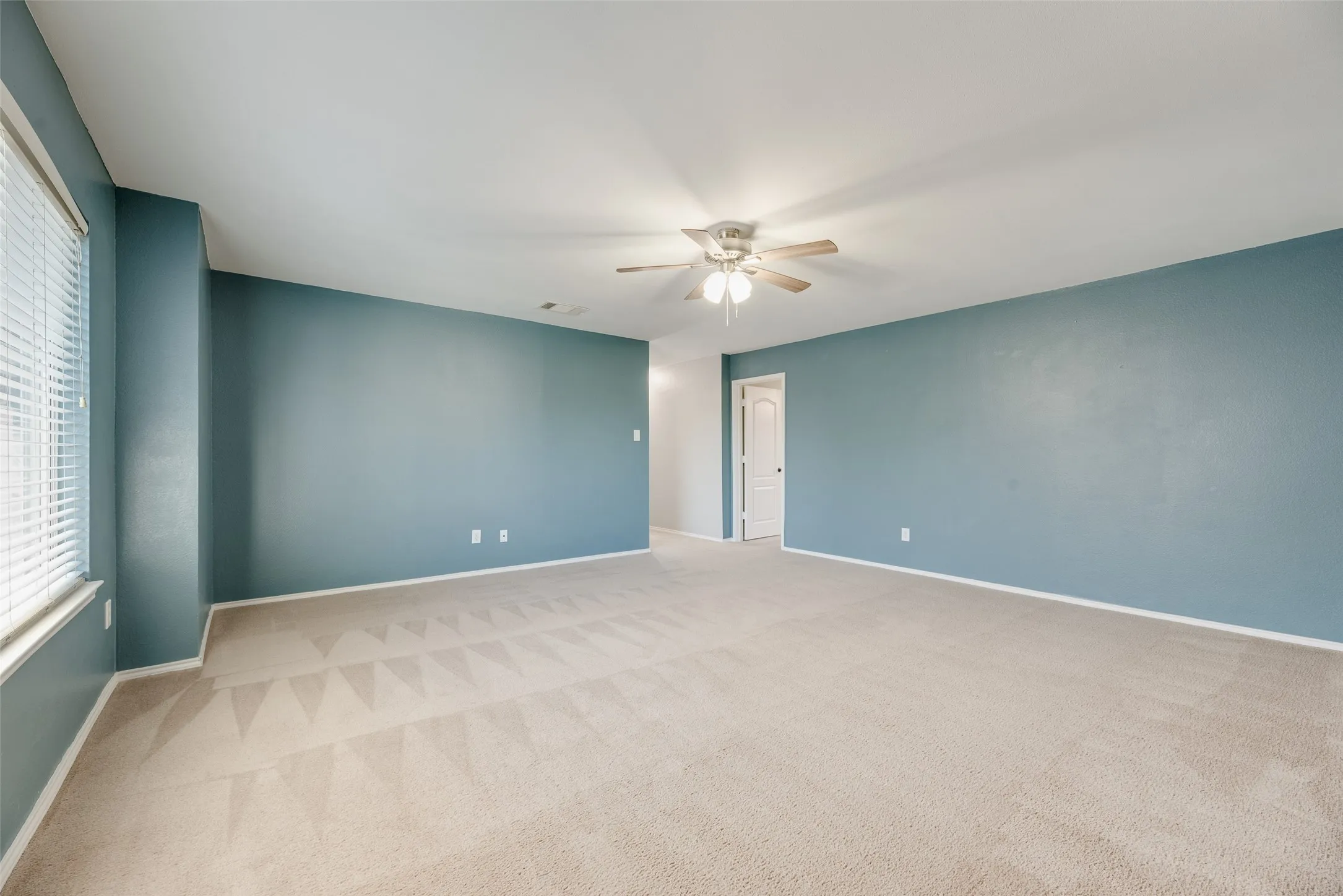 Single Family Residence For Sale in Denton County , 905 Elizabeth Drive, Lewisville, Texas 75067, 5 Bedroom, 3 Bathroom, 2 Garage spaces, 2,894 Sqft, built in 1999, mls#21398745, Real Estate Agent in Lewisville, Homes For Sale in Denton county, Homes For Sale in Lewisville, Realtor in Lewisville Texas, Real Estate Brokerage Independent Realty Texas, Luminita Cordes Realtor