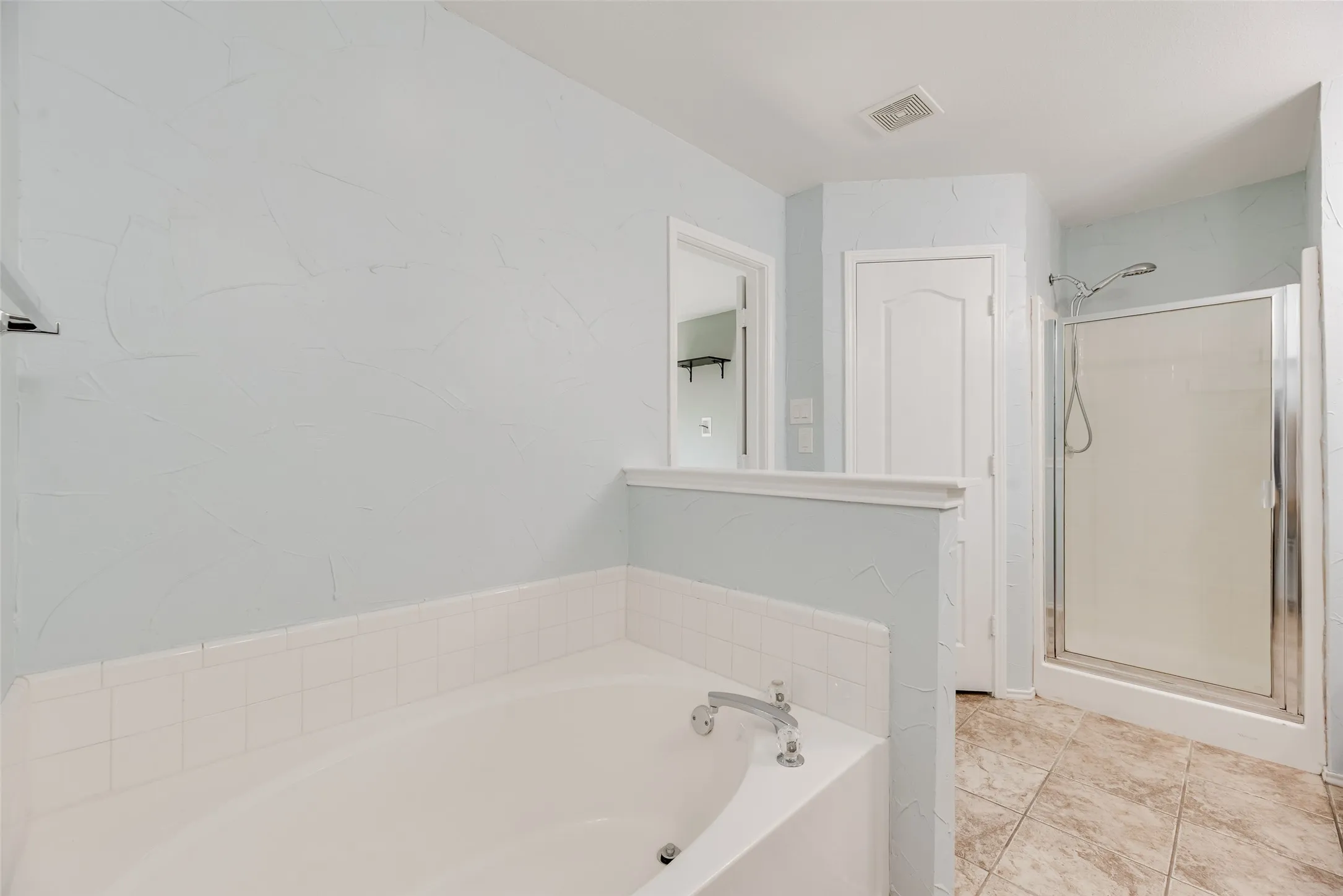 Single Family Residence For Sale in Denton County , 905 Elizabeth Drive, Lewisville, Texas 75067, 5 Bedroom, 3 Bathroom, 2 Garage spaces, 2,894 Sqft, built in 1999, mls#21398745, Real Estate Agent in Lewisville, Homes For Sale in Denton county, Homes For Sale in Lewisville, Realtor in Lewisville Texas, Real Estate Brokerage Independent Realty Texas, Luminita Cordes Realtor
