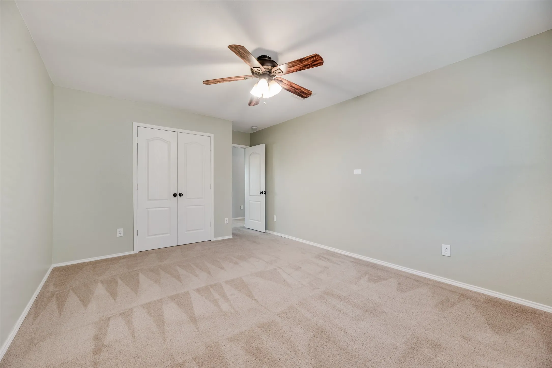 Single Family Residence For Sale in Denton County , 905 Elizabeth Drive, Lewisville, Texas 75067, 5 Bedroom, 3 Bathroom, 2 Garage spaces, 2,894 Sqft, built in 1999, mls#21398745, Real Estate Agent in Lewisville, Homes For Sale in Denton county, Homes For Sale in Lewisville, Realtor in Lewisville Texas, Real Estate Brokerage Independent Realty Texas, Luminita Cordes Realtor