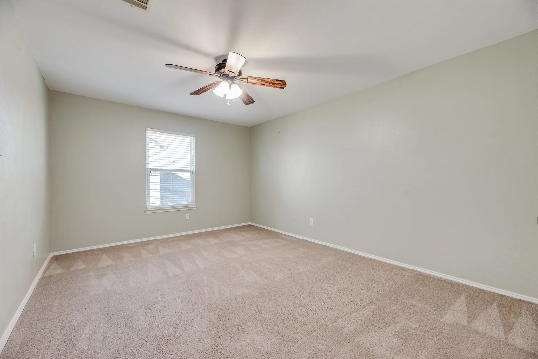 Single Family Residence For Sale in Denton County , 905 Elizabeth Drive, Lewisville, Texas 75067, 5 Bedroom, 3 Bathroom, 2 Garage spaces, 2,894 Sqft, built in 1999, mls#21398745, Real Estate Agent in Lewisville, Homes For Sale in Denton county, Homes For Sale in Lewisville, Realtor in Lewisville Texas, Real Estate Brokerage Independent Realty Texas, Luminita Cordes Realtor