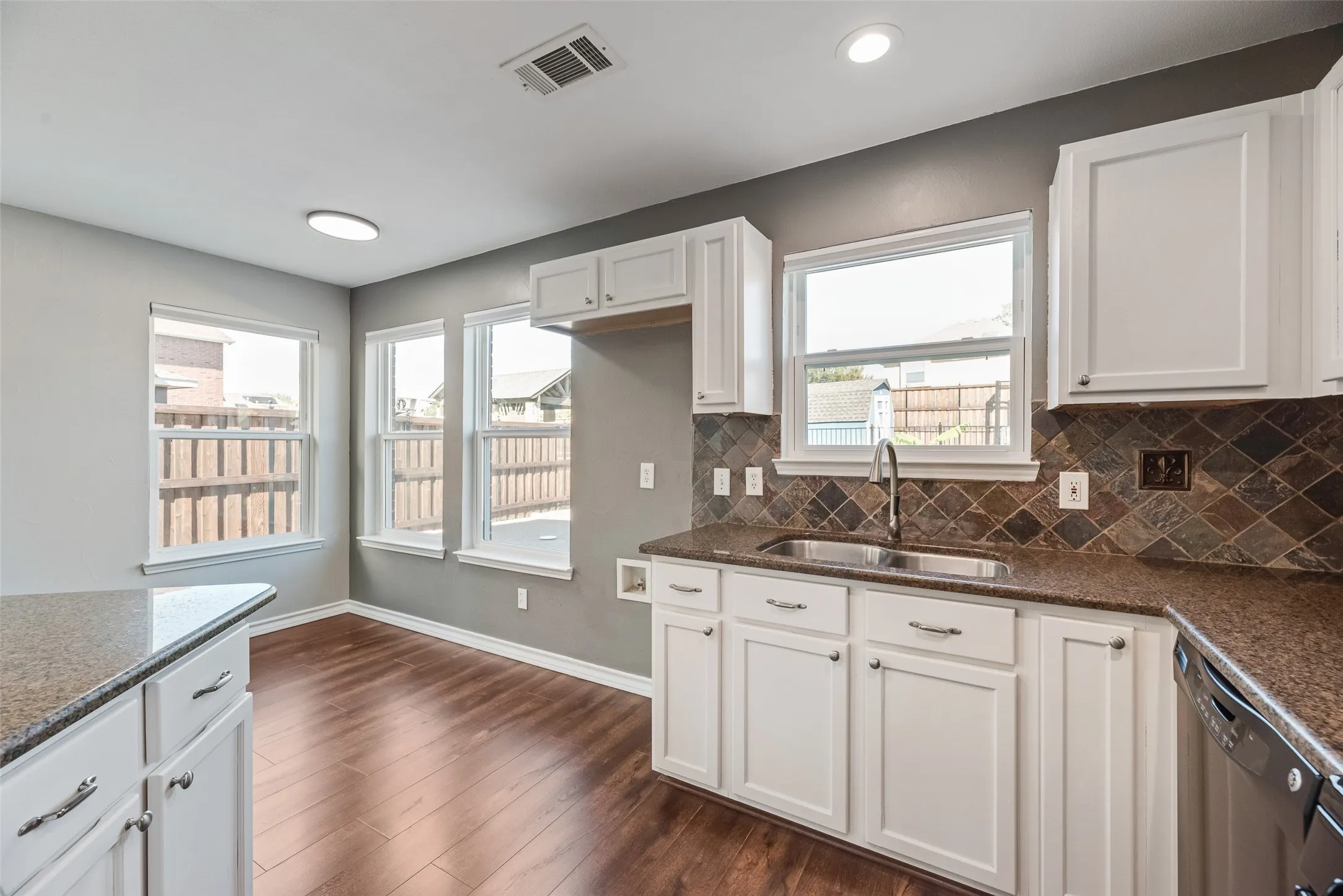 Single Family Residence For Sale in Denton County , 905 Elizabeth Drive, Lewisville, Texas 75067, 5 Bedroom, 3 Bathroom, 2 Garage spaces, 2,894 Sqft, built in 1999, mls#21398745, Real Estate Agent in Lewisville, Homes For Sale in Denton county, Homes For Sale in Lewisville, Realtor in Lewisville Texas, Real Estate Brokerage Independent Realty Texas, Luminita Cordes Realtor