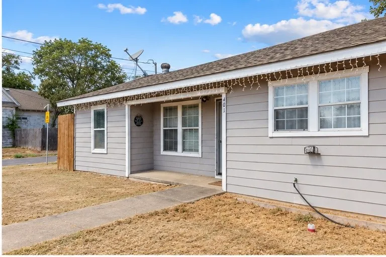 Single Family Residence For Sale in Johnson County , 401 E Davis Avenue, Alvarado, Texas 76009, 3 Bedroom, 1 Bathroom, Garage spaces, 1,384 Sqft, built in 1950, mls#21397735, Real Estate Agent in Alvarado, Homes For Sale in Johnson county, Homes For Sale in Alvarado, Realtor in Alvarado Texas, Real Estate Brokerage Independent Realty Texas, Luminita Cordes Realtor