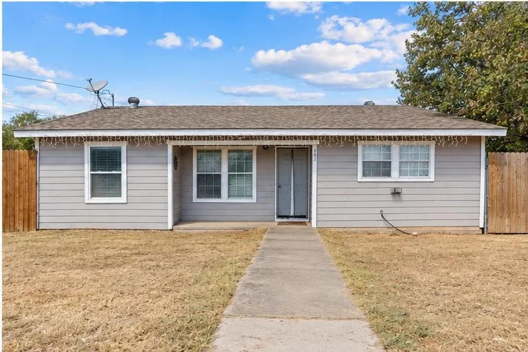 Single Family Residence For Sale in Johnson County , 401 E Davis Avenue, Alvarado, Texas 76009, 3 Bedroom, 1 Bathroom, Garage spaces, 1,384 Sqft, built in 1950, mls#21397735, Real Estate Agent in Alvarado, Homes For Sale in Johnson county, Homes For Sale in Alvarado, Realtor in Alvarado Texas, Real Estate Brokerage Independent Realty Texas, Luminita Cordes Realtor