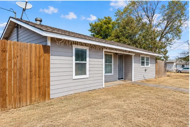 Single Family Residence For Sale in Johnson County , 401 E Davis Avenue, Alvarado, Texas 76009, 3 Bedroom, 1 Bathroom, Garage spaces, 1,384 Sqft, built in 1950, mls#21397735, Real Estate Agent in Alvarado, Homes For Sale in Johnson county, Homes For Sale in Alvarado, Realtor in Alvarado Texas, Real Estate Brokerage Independent Realty Texas, Luminita Cordes Realtor
