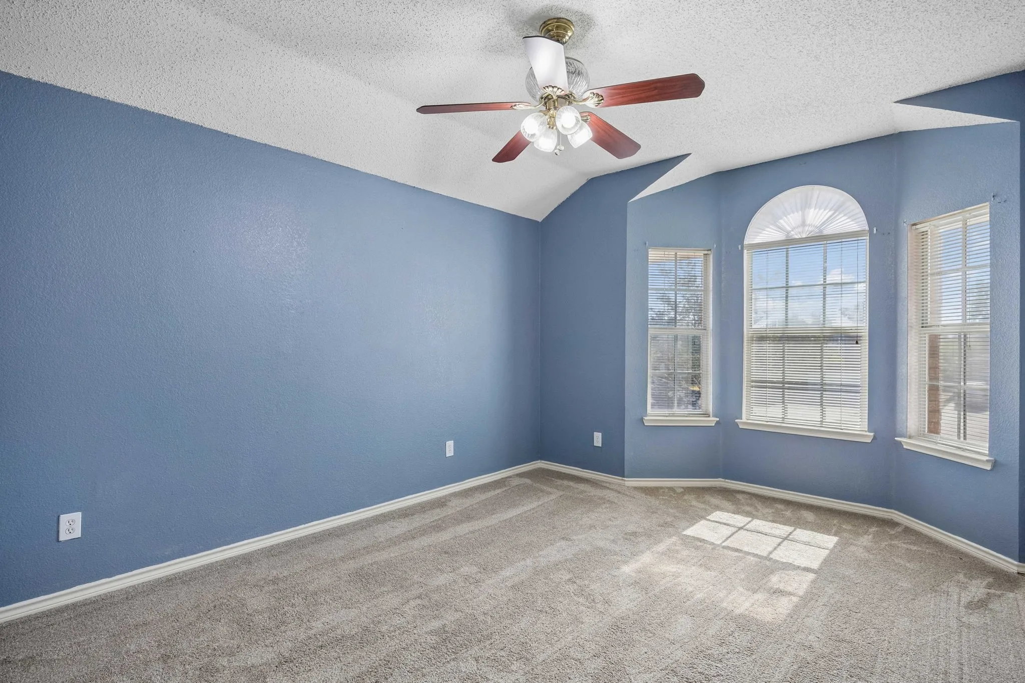 Single Family Residence For Sale in Dallas County , 2212 San Simeon Drive, Mesquite, Texas 75181, 4 Bedroom, 3 Bathroom, 2 Garage spaces, 2,628 Sqft, built in 2001, mls#21401365, Real Estate Agent in Mesquite, Homes For Sale in Dallas county, Homes For Sale in Mesquite, Realtor in Mesquite Texas, Real Estate Brokerage Independent Realty Texas, Luminita Cordes Realtor
