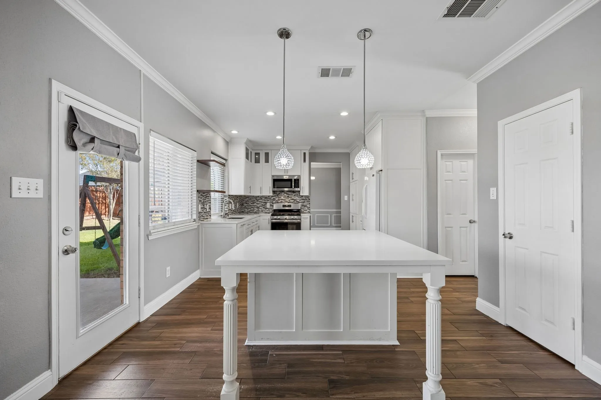 Single Family Residence For Sale in Dallas County , 2212 San Simeon Drive, Mesquite, Texas 75181, 4 Bedroom, 3 Bathroom, 2 Garage spaces, 2,628 Sqft, built in 2001, mls#21401365, Real Estate Agent in Mesquite, Homes For Sale in Dallas county, Homes For Sale in Mesquite, Realtor in Mesquite Texas, Real Estate Brokerage Independent Realty Texas, Luminita Cordes Realtor