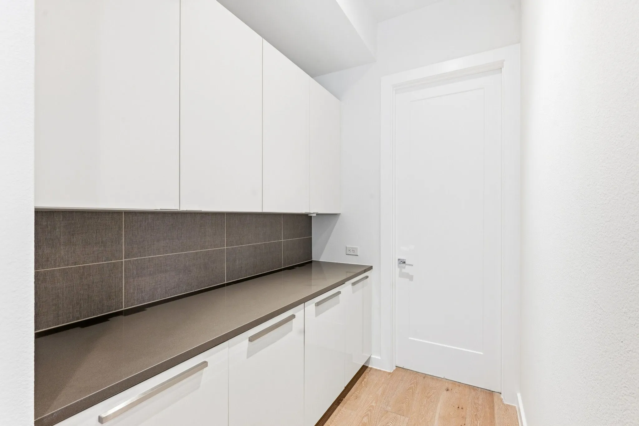 Discrete service pantry / bar area off the kitchen offering additional prep space.