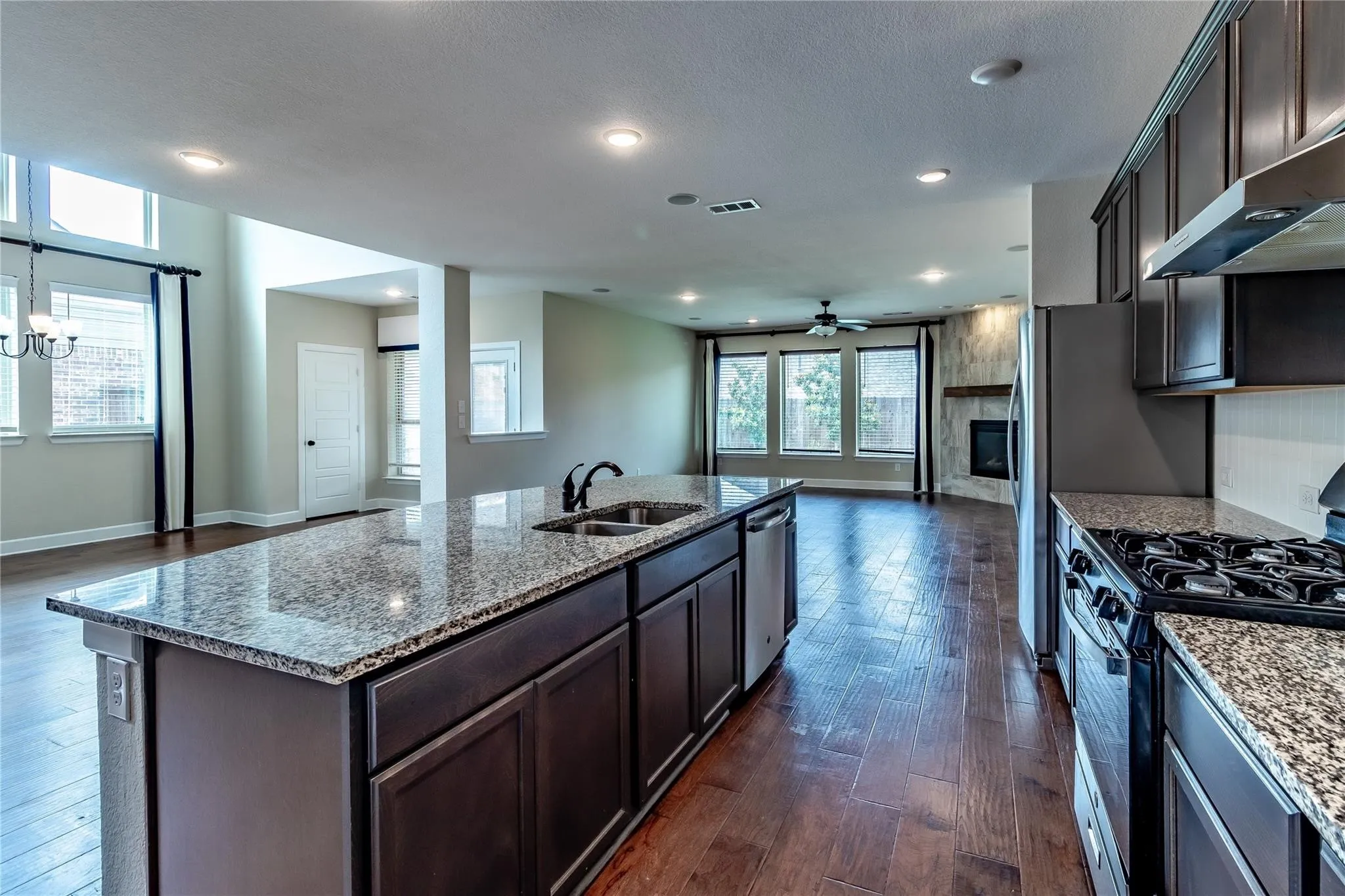 Single Family Residence For Sale in Kaufman County , 1609 Cedar Crest Drive, Forney, Texas 75126, 4 Bedroom, 3 Bathroom, 2 Garage spaces, 3,290 Sqft, built in 2016, mls#21401598, Real Estate Agent in Forney, Homes For Sale in Kaufman county, Homes For Sale in Forney, Realtor in Forney Texas, Real Estate Brokerage Independent Realty Texas, Luminita Cordes Realtor