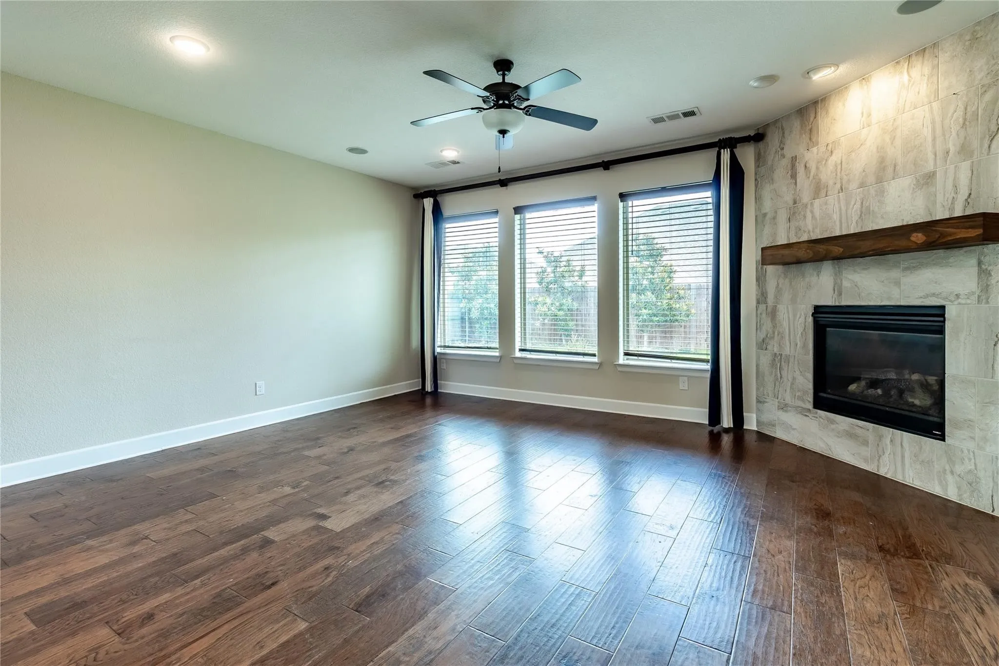 Single Family Residence For Sale in Kaufman County , 1609 Cedar Crest Drive, Forney, Texas 75126, 4 Bedroom, 3 Bathroom, 2 Garage spaces, 3,290 Sqft, built in 2016, mls#21401598, Real Estate Agent in Forney, Homes For Sale in Kaufman county, Homes For Sale in Forney, Realtor in Forney Texas, Real Estate Brokerage Independent Realty Texas, Luminita Cordes Realtor