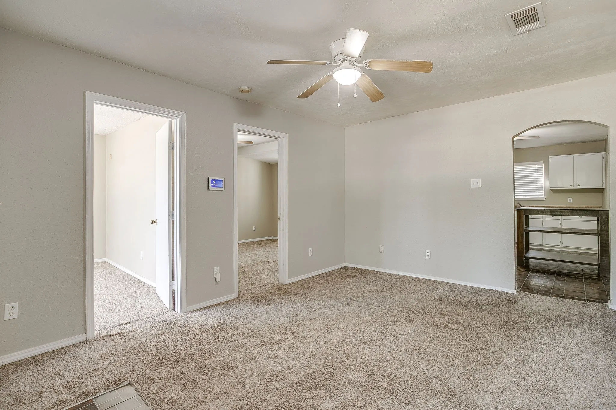 Single Family Residence For Sale in Tarrant County , 208 Wells Burnett Road, Azle, Texas 76020, 3 Bedroom, 1 Bathroom, Garage spaces, 1,038 Sqft, built in 1950, mls#21401600, Real Estate Agent in Azle, Homes For Sale in Tarrant county, Homes For Sale in Azle, Realtor in Azle Texas, Real Estate Brokerage Independent Realty Texas, Luminita Cordes Realtor
