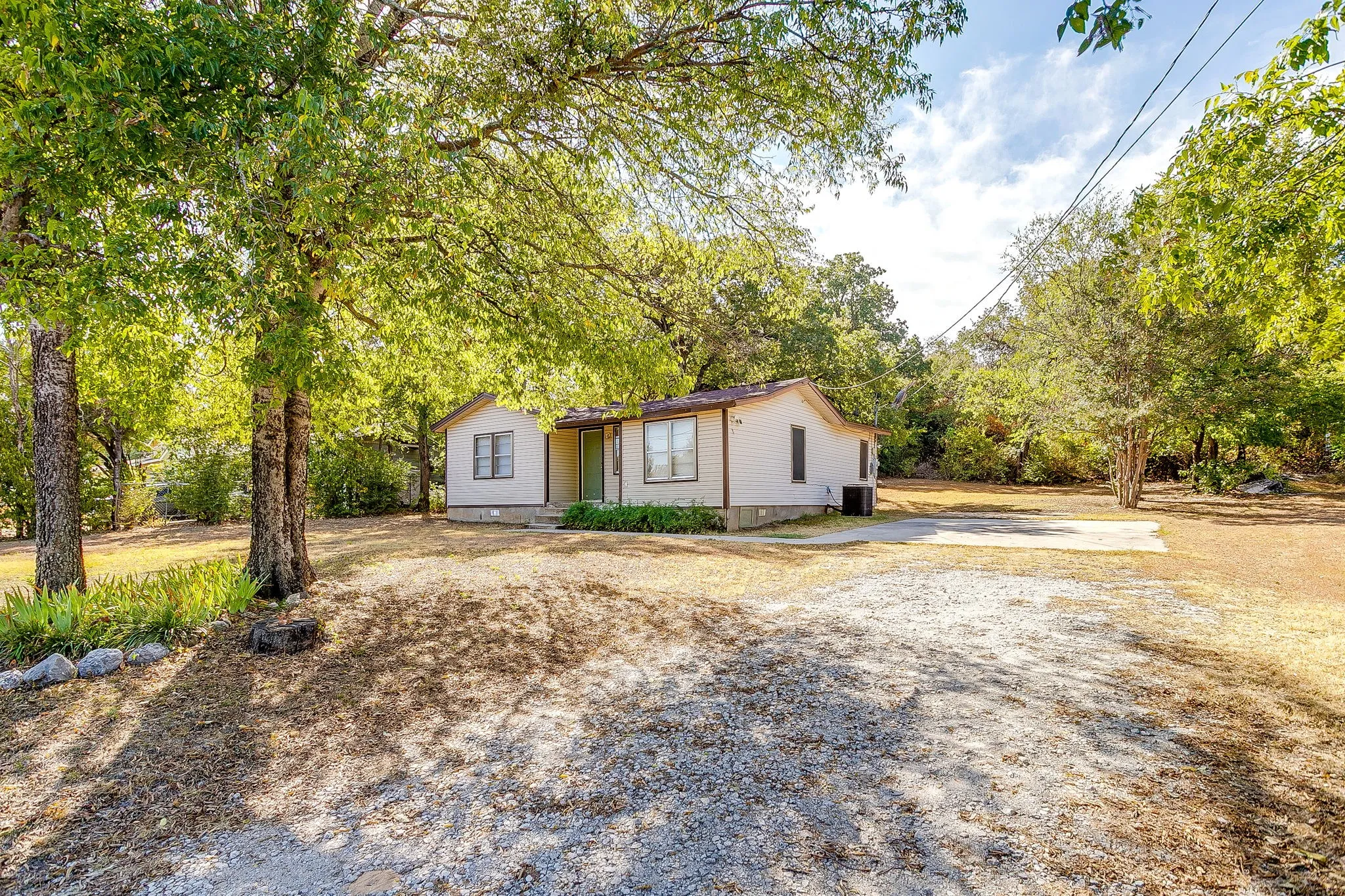 Single Family Residence For Sale in Tarrant County , 208 Wells Burnett Road, Azle, Texas 76020, 3 Bedroom, 1 Bathroom, Garage spaces, 1,038 Sqft, built in 1950, mls#21401600, Real Estate Agent in Azle, Homes For Sale in Tarrant county, Homes For Sale in Azle, Realtor in Azle Texas, Real Estate Brokerage Independent Realty Texas, Luminita Cordes Realtor