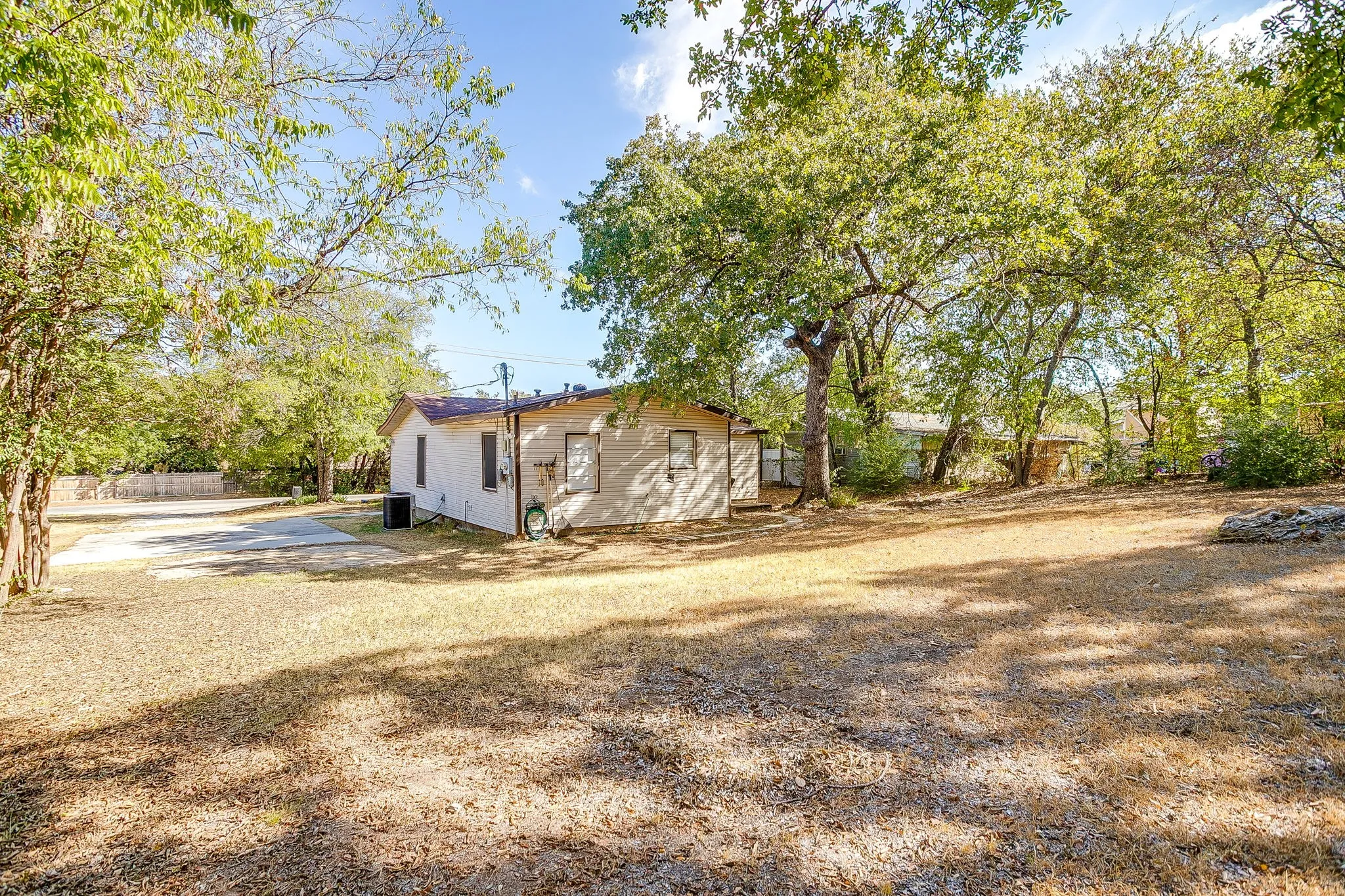 Single Family Residence For Sale in Tarrant County , 208 Wells Burnett Road, Azle, Texas 76020, 3 Bedroom, 1 Bathroom, Garage spaces, 1,038 Sqft, built in 1950, mls#21401600, Real Estate Agent in Azle, Homes For Sale in Tarrant county, Homes For Sale in Azle, Realtor in Azle Texas, Real Estate Brokerage Independent Realty Texas, Luminita Cordes Realtor