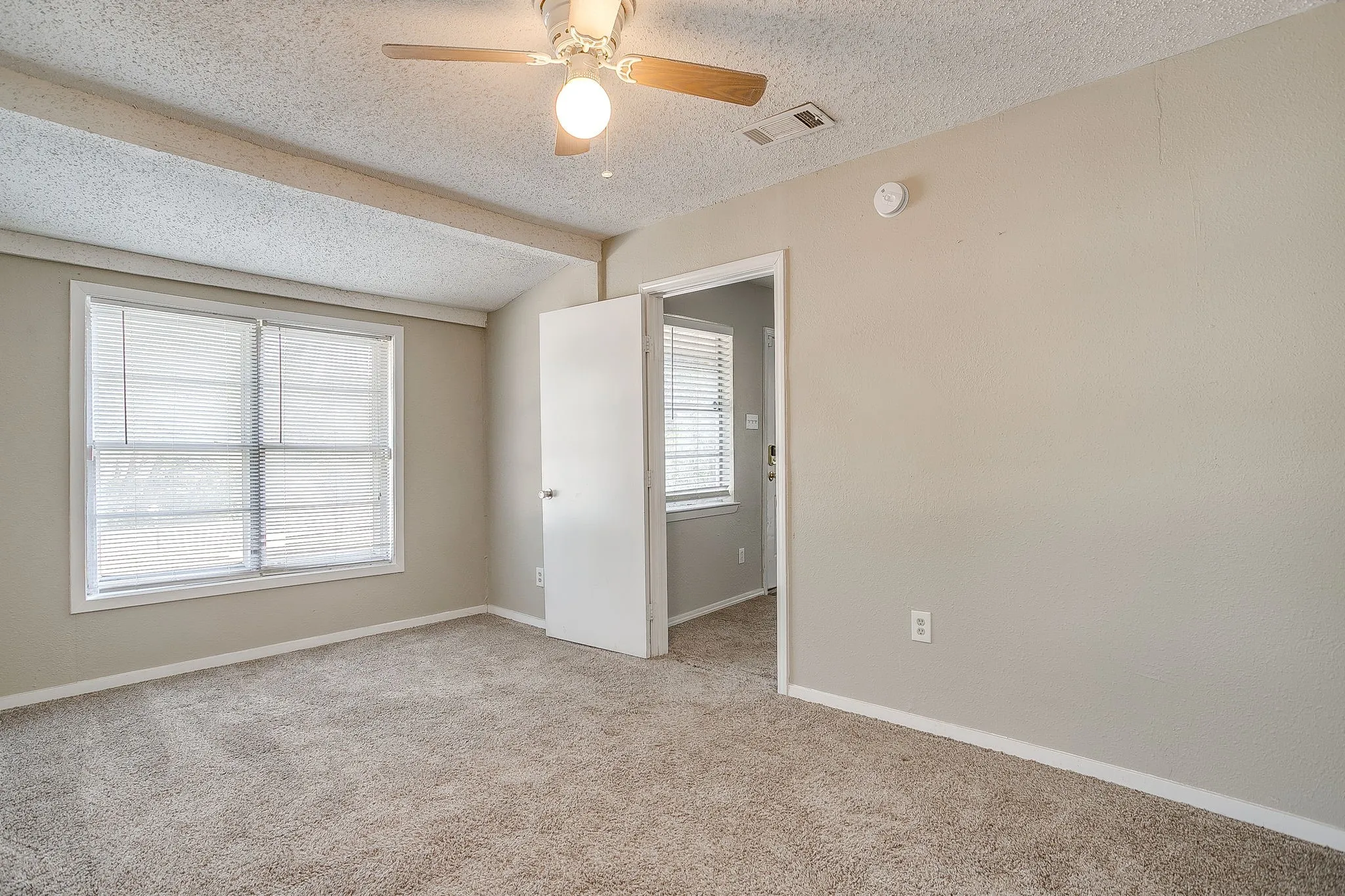 Single Family Residence For Sale in Tarrant County , 208 Wells Burnett Road, Azle, Texas 76020, 3 Bedroom, 1 Bathroom, Garage spaces, 1,038 Sqft, built in 1950, mls#21401600, Real Estate Agent in Azle, Homes For Sale in Tarrant county, Homes For Sale in Azle, Realtor in Azle Texas, Real Estate Brokerage Independent Realty Texas, Luminita Cordes Realtor
