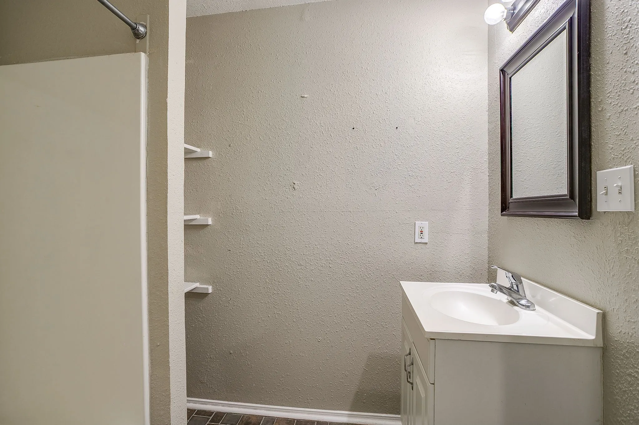 Single Family Residence For Sale in Tarrant County , 208 Wells Burnett Road, Azle, Texas 76020, 3 Bedroom, 1 Bathroom, Garage spaces, 1,038 Sqft, built in 1950, mls#21401600, Real Estate Agent in Azle, Homes For Sale in Tarrant county, Homes For Sale in Azle, Realtor in Azle Texas, Real Estate Brokerage Independent Realty Texas, Luminita Cordes Realtor