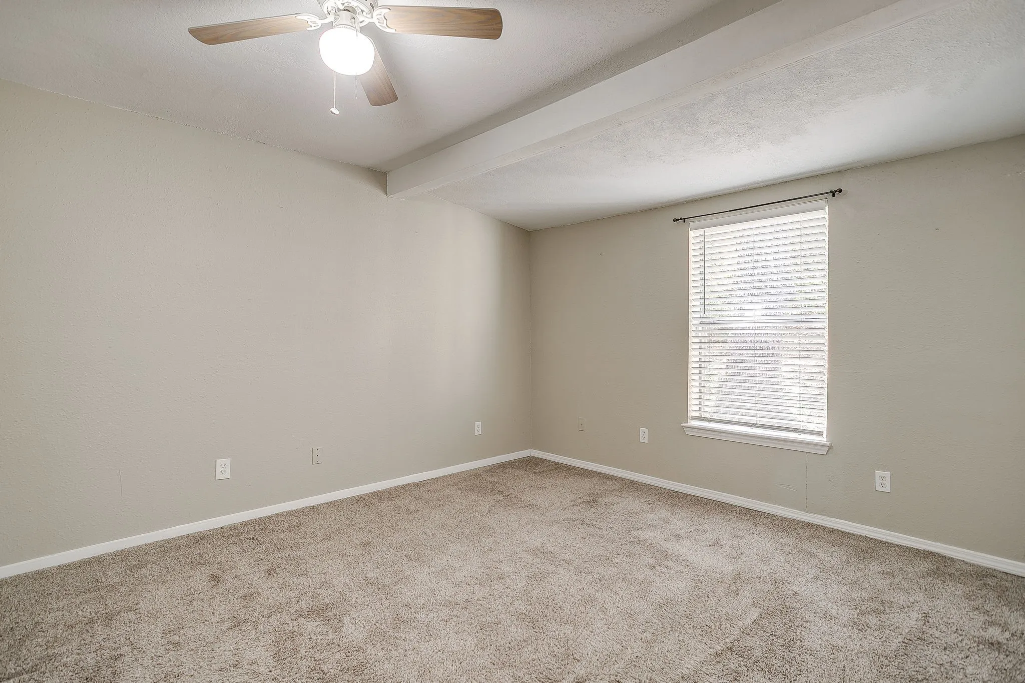 Single Family Residence For Sale in Tarrant County , 208 Wells Burnett Road, Azle, Texas 76020, 3 Bedroom, 1 Bathroom, Garage spaces, 1,038 Sqft, built in 1950, mls#21401600, Real Estate Agent in Azle, Homes For Sale in Tarrant county, Homes For Sale in Azle, Realtor in Azle Texas, Real Estate Brokerage Independent Realty Texas, Luminita Cordes Realtor