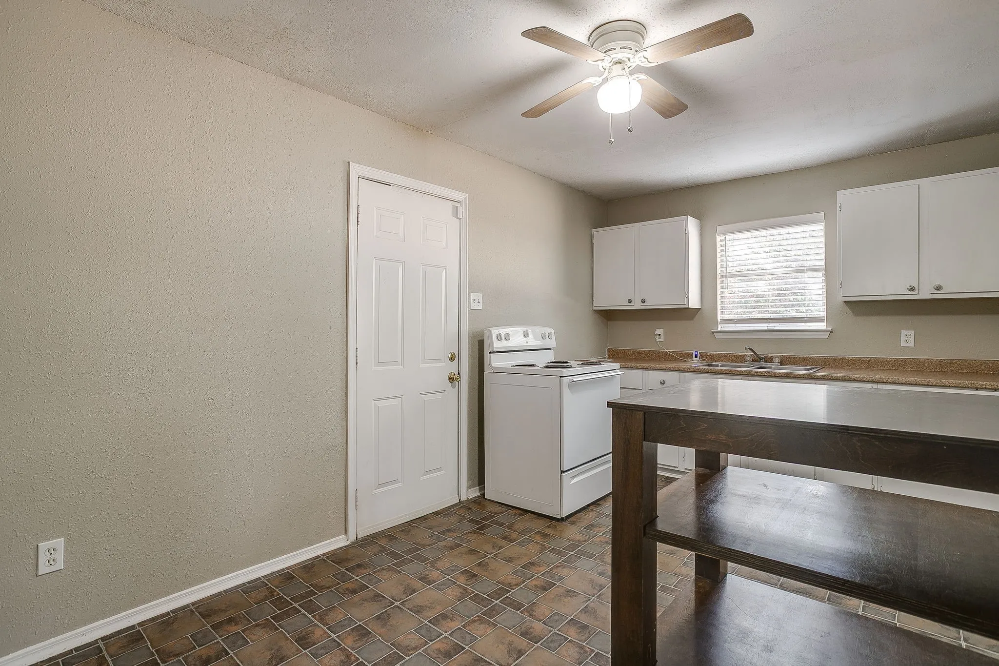 Single Family Residence For Sale in Tarrant County , 208 Wells Burnett Road, Azle, Texas 76020, 3 Bedroom, 1 Bathroom, Garage spaces, 1,038 Sqft, built in 1950, mls#21401600, Real Estate Agent in Azle, Homes For Sale in Tarrant county, Homes For Sale in Azle, Realtor in Azle Texas, Real Estate Brokerage Independent Realty Texas, Luminita Cordes Realtor