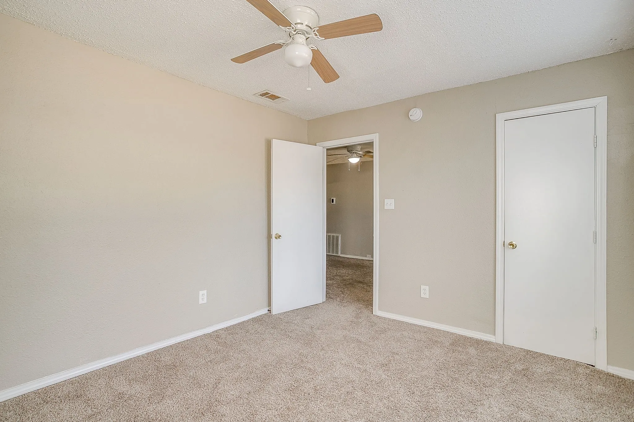 Single Family Residence For Sale in Tarrant County , 208 Wells Burnett Road, Azle, Texas 76020, 3 Bedroom, 1 Bathroom, Garage spaces, 1,038 Sqft, built in 1950, mls#21401600, Real Estate Agent in Azle, Homes For Sale in Tarrant county, Homes For Sale in Azle, Realtor in Azle Texas, Real Estate Brokerage Independent Realty Texas, Luminita Cordes Realtor
