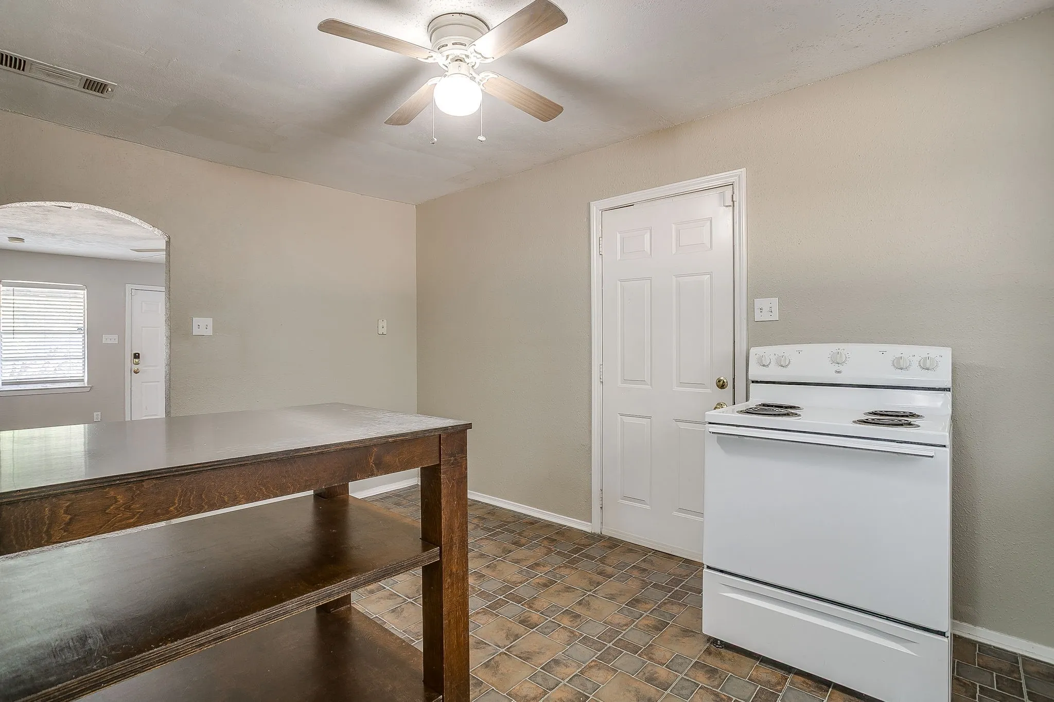 Single Family Residence For Sale in Tarrant County , 208 Wells Burnett Road, Azle, Texas 76020, 3 Bedroom, 1 Bathroom, Garage spaces, 1,038 Sqft, built in 1950, mls#21401600, Real Estate Agent in Azle, Homes For Sale in Tarrant county, Homes For Sale in Azle, Realtor in Azle Texas, Real Estate Brokerage Independent Realty Texas, Luminita Cordes Realtor