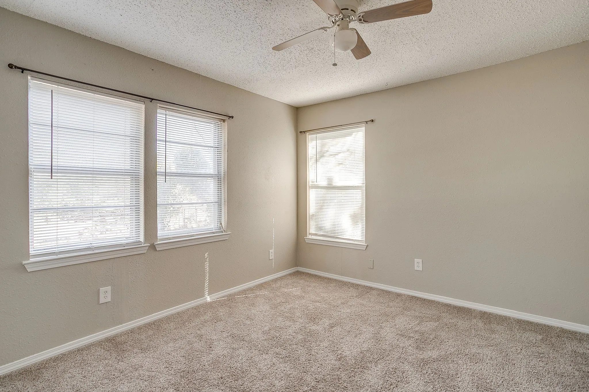 Single Family Residence For Sale in Tarrant County , 208 Wells Burnett Road, Azle, Texas 76020, 3 Bedroom, 1 Bathroom, Garage spaces, 1,038 Sqft, built in 1950, mls#21401600, Real Estate Agent in Azle, Homes For Sale in Tarrant county, Homes For Sale in Azle, Realtor in Azle Texas, Real Estate Brokerage Independent Realty Texas, Luminita Cordes Realtor