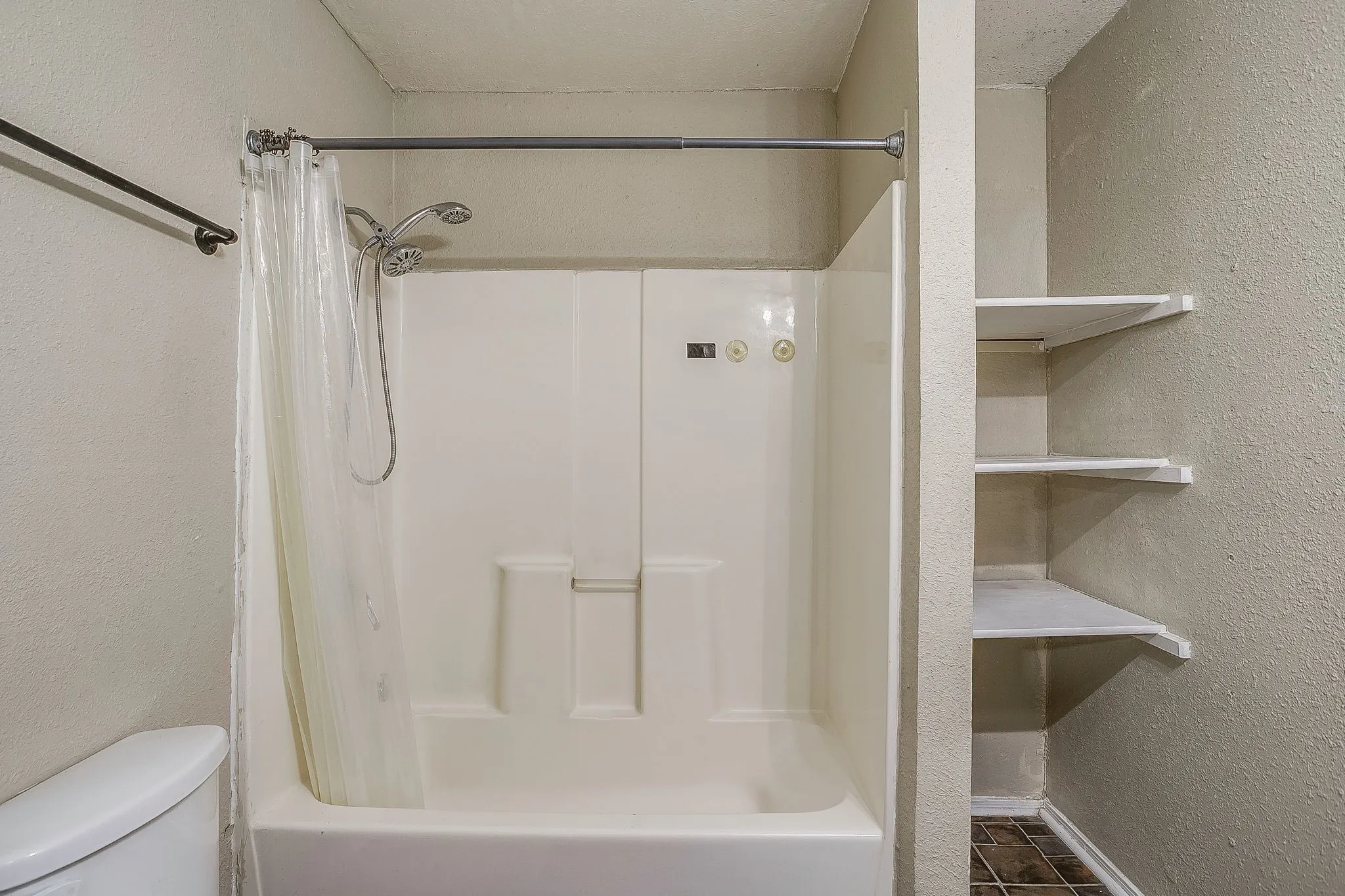 Single Family Residence For Sale in Tarrant County , 208 Wells Burnett Road, Azle, Texas 76020, 3 Bedroom, 1 Bathroom, Garage spaces, 1,038 Sqft, built in 1950, mls#21401600, Real Estate Agent in Azle, Homes For Sale in Tarrant county, Homes For Sale in Azle, Realtor in Azle Texas, Real Estate Brokerage Independent Realty Texas, Luminita Cordes Realtor