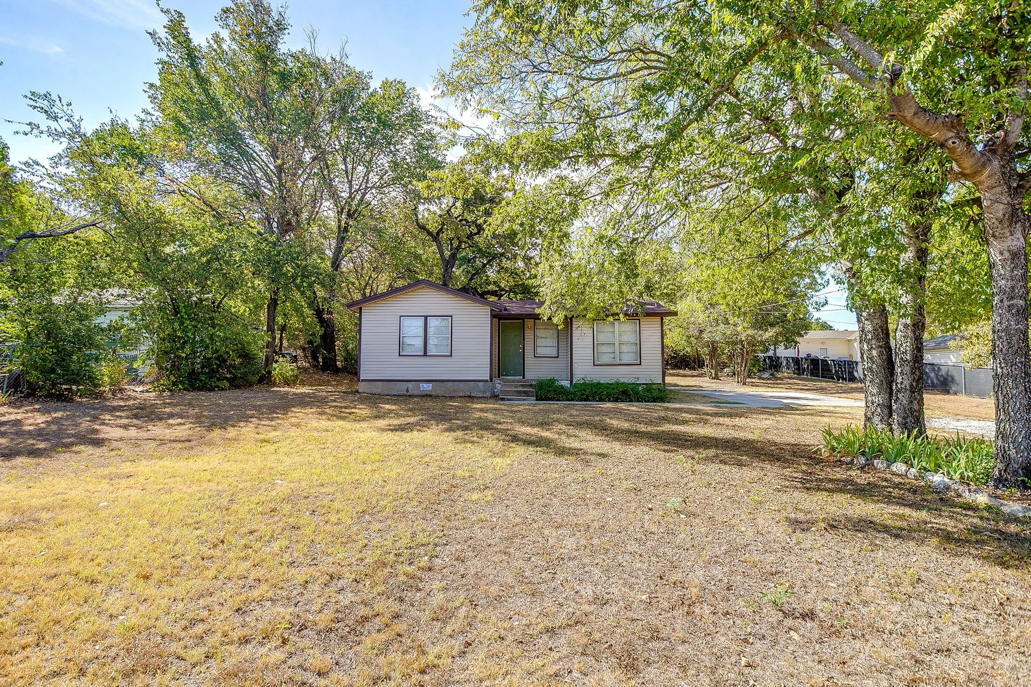 Single Family Residence For Sale in Tarrant County , 208 Wells Burnett Road, Azle, Texas 76020, 3 Bedroom, 1 Bathroom, Garage spaces, 1,038 Sqft, built in 1950, mls#21401600, Real Estate Agent in Azle, Homes For Sale in Tarrant county, Homes For Sale in Azle, Realtor in Azle Texas, Real Estate Brokerage Independent Realty Texas, Luminita Cordes Realtor