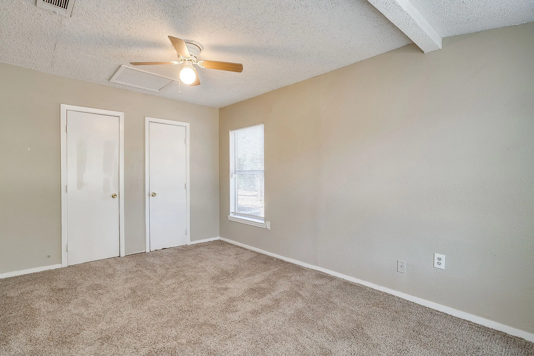 Single Family Residence For Sale in Tarrant County , 208 Wells Burnett Road, Azle, Texas 76020, 3 Bedroom, 1 Bathroom, Garage spaces, 1,038 Sqft, built in 1950, mls#21401600, Real Estate Agent in Azle, Homes For Sale in Tarrant county, Homes For Sale in Azle, Realtor in Azle Texas, Real Estate Brokerage Independent Realty Texas, Luminita Cordes Realtor
