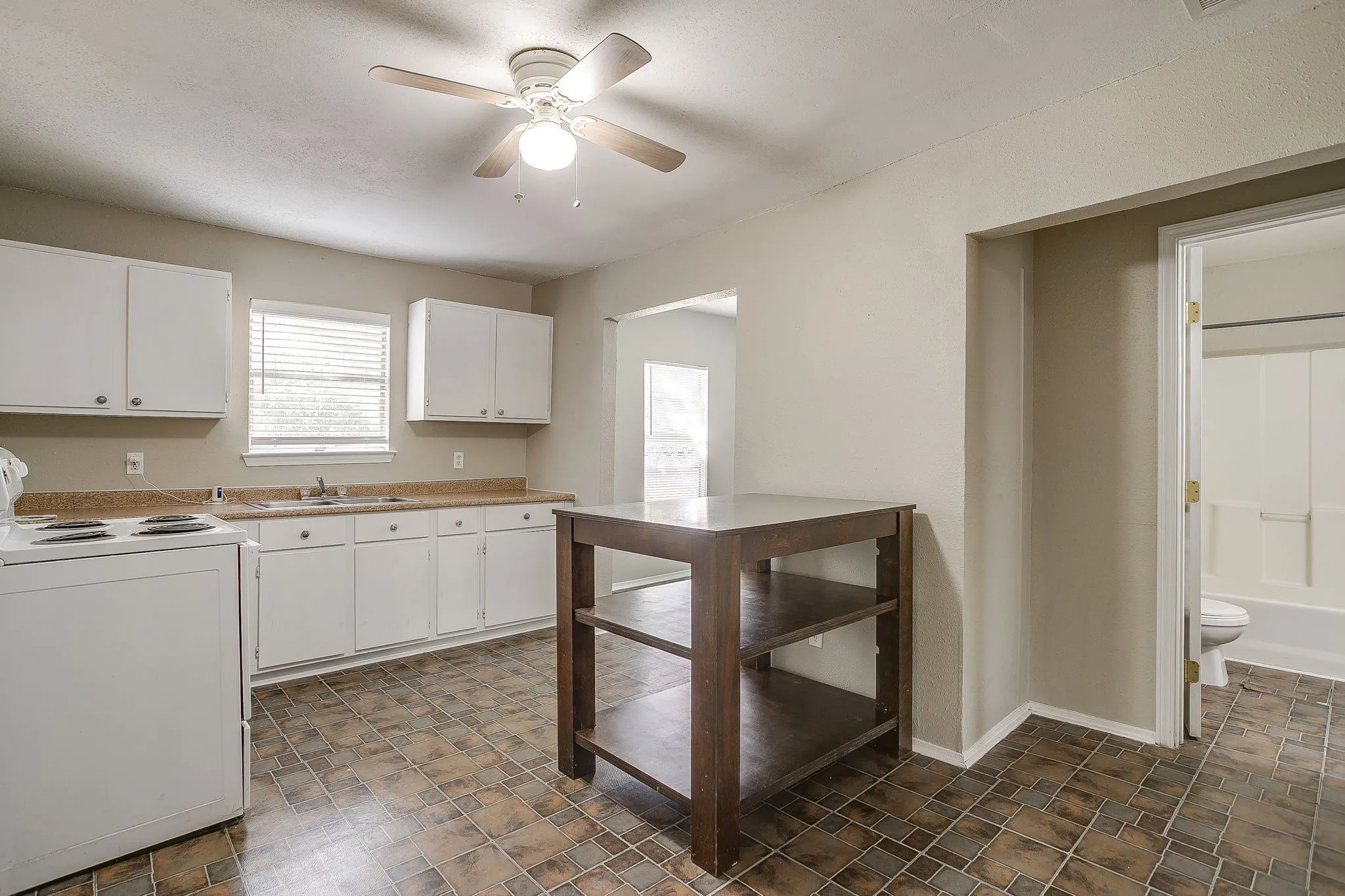 Single Family Residence For Sale in Tarrant County , 208 Wells Burnett Road, Azle, Texas 76020, 3 Bedroom, 1 Bathroom, Garage spaces, 1,038 Sqft, built in 1950, mls#21401600, Real Estate Agent in Azle, Homes For Sale in Tarrant county, Homes For Sale in Azle, Realtor in Azle Texas, Real Estate Brokerage Independent Realty Texas, Luminita Cordes Realtor
