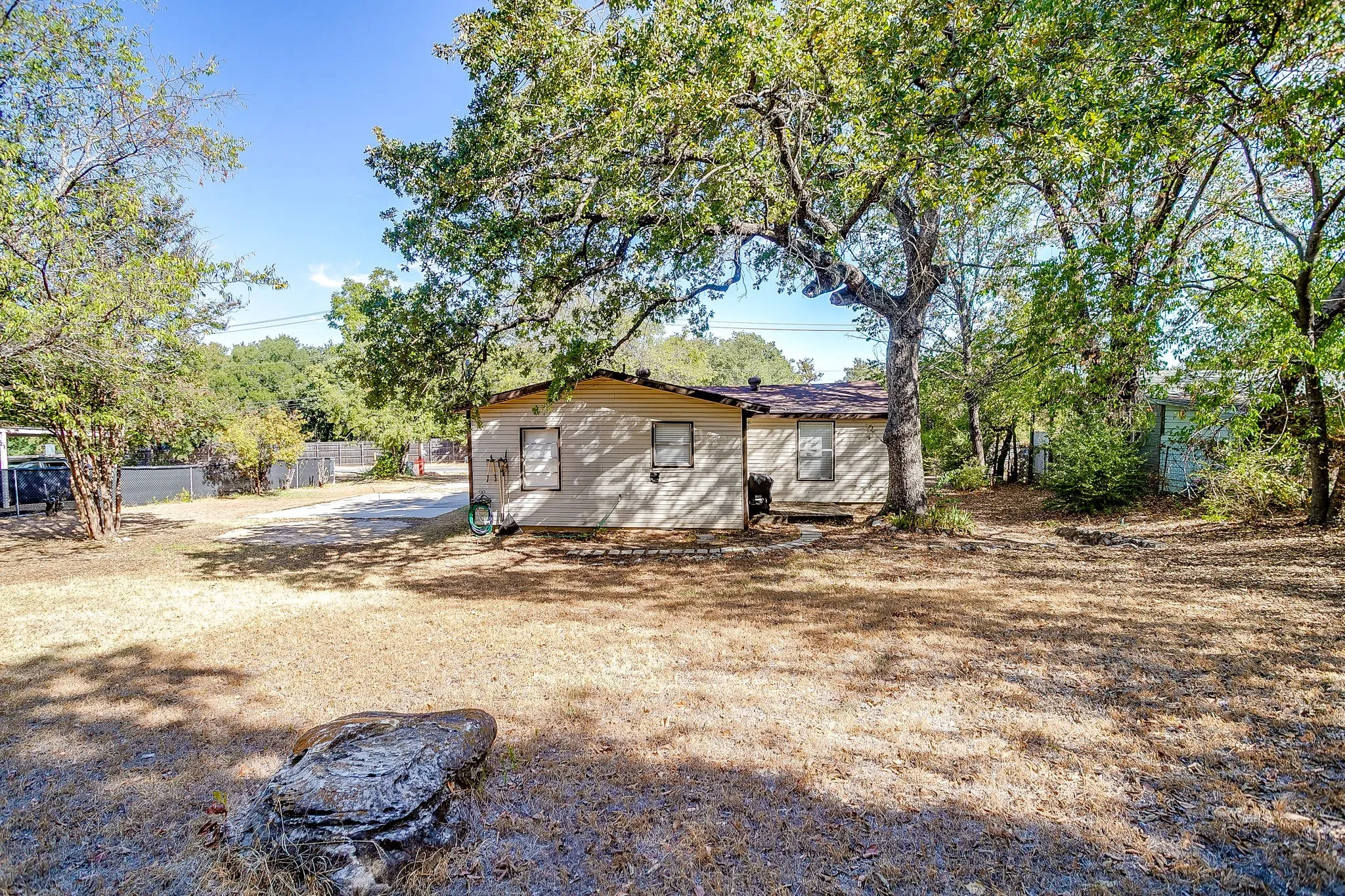 Single Family Residence For Sale in Tarrant County , 208 Wells Burnett Road, Azle, Texas 76020, 3 Bedroom, 1 Bathroom, Garage spaces, 1,038 Sqft, built in 1950, mls#21401600, Real Estate Agent in Azle, Homes For Sale in Tarrant county, Homes For Sale in Azle, Realtor in Azle Texas, Real Estate Brokerage Independent Realty Texas, Luminita Cordes Realtor