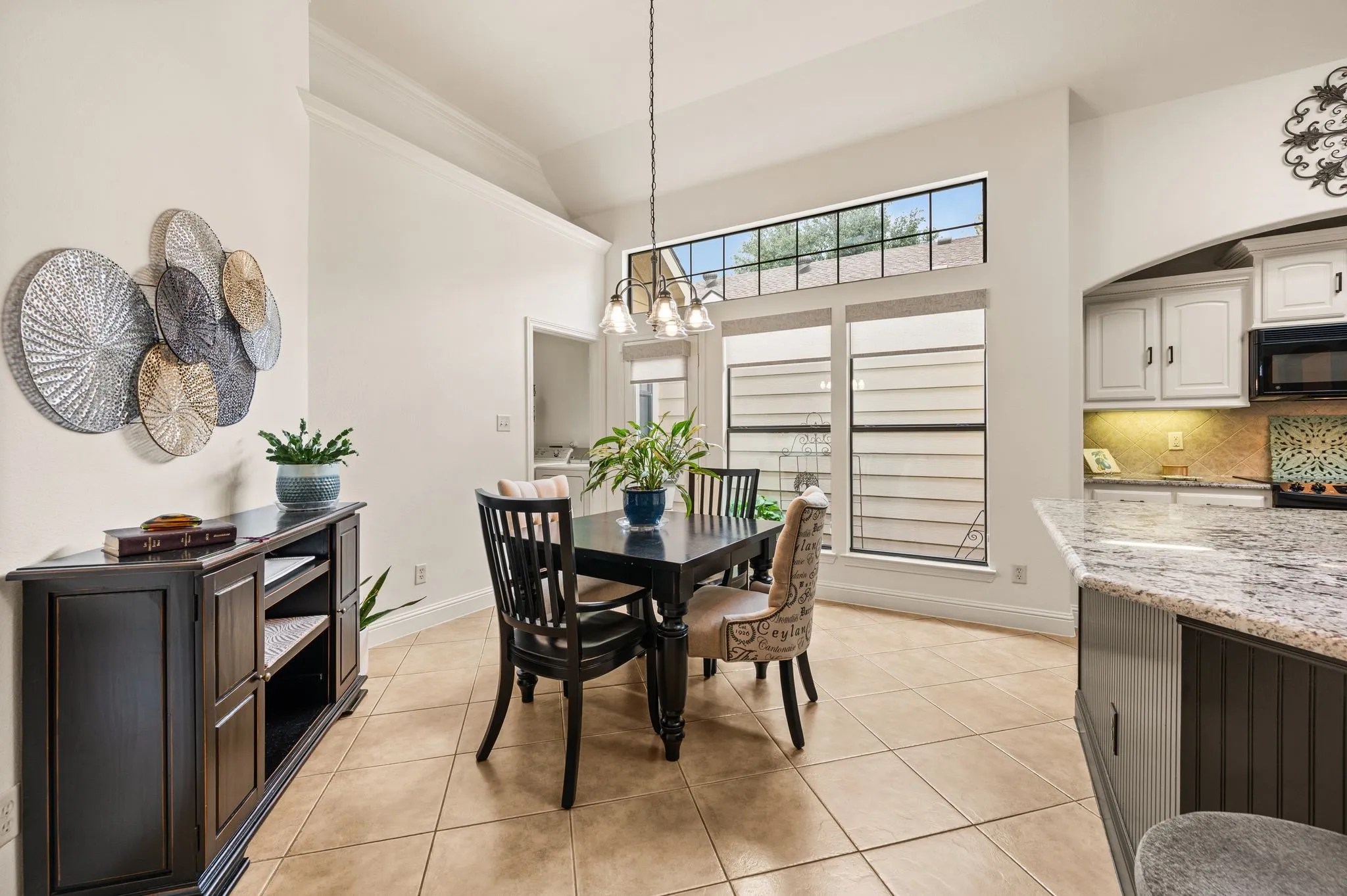 Breakfast bar with view of the atrium
