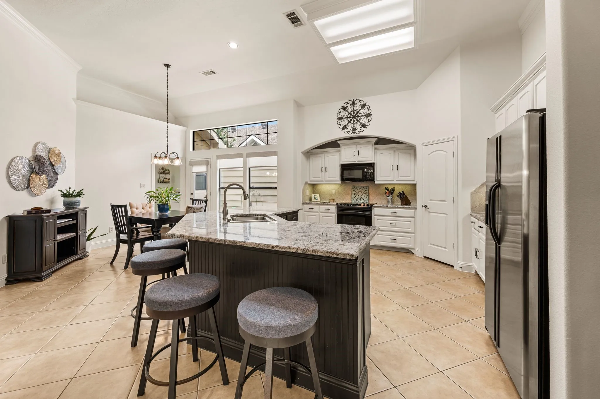 Large island with breakfast bar