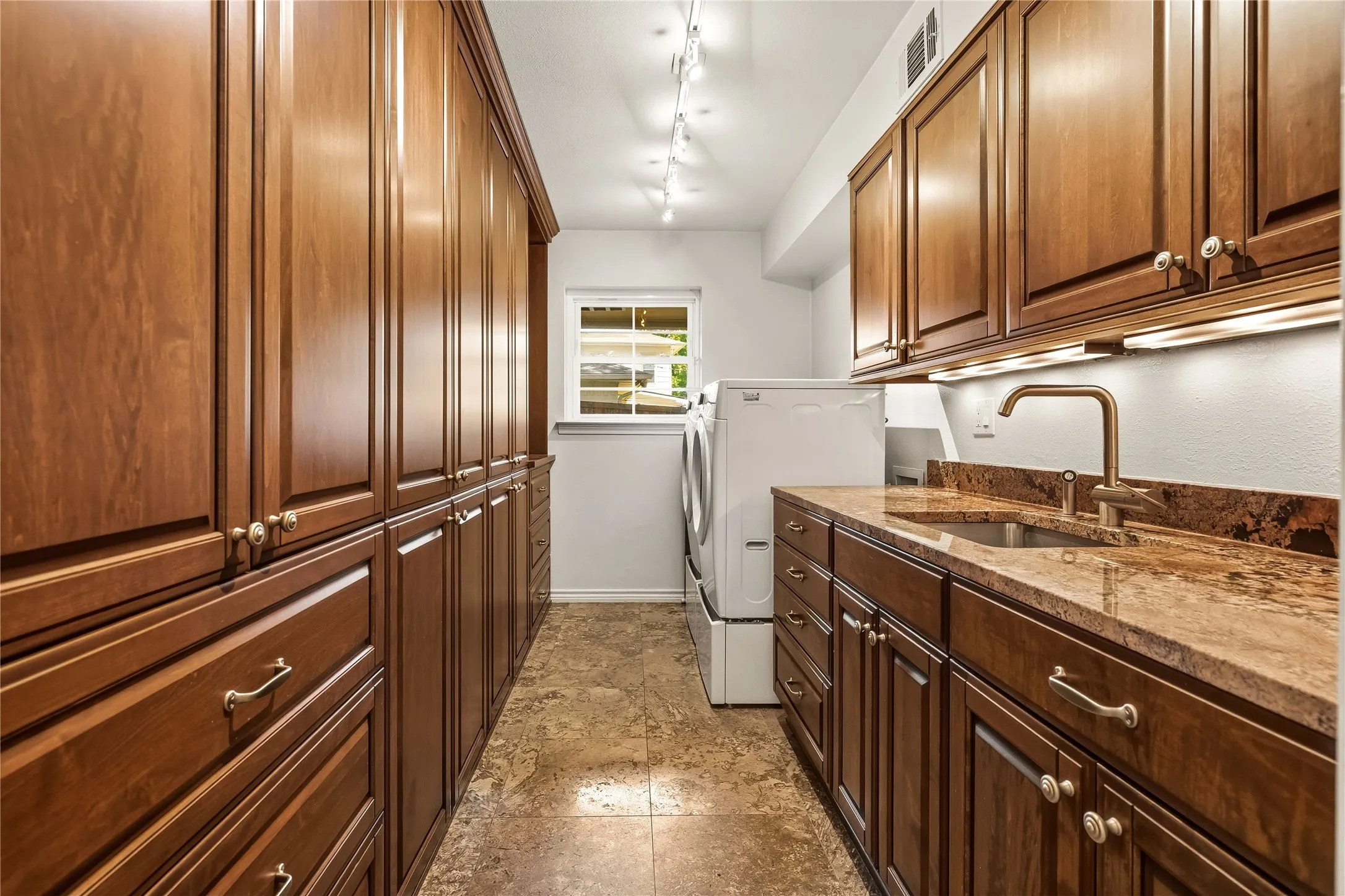 Single Family Residence For Sale in Dallas County , 10626 Cox Lane, Dallas, Texas 75229, 4 Bedroom, 5 Bathroom, 3 Garage spaces, 4,070 Sqft, built in 1972, mls#21375217, Real Estate Agent in Dallas, Homes For Sale in Dallas county, Homes For Sale in Dallas, Realtor in Dallas Texas, Real Estate Brokerage Independent Realty Texas, Luminita Cordes Realtor