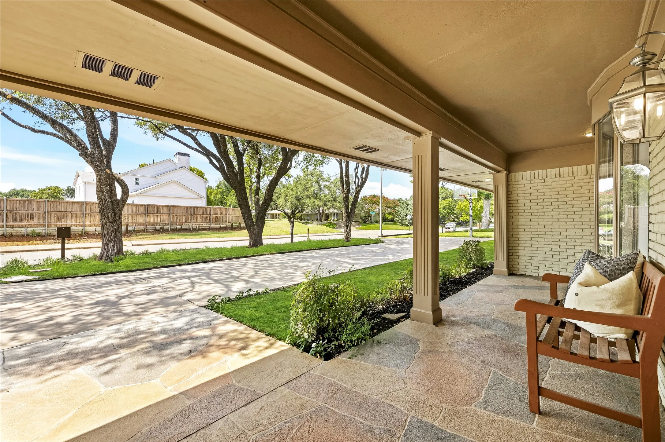 Single Family Residence For Sale in Dallas County , 10626 Cox Lane, Dallas, Texas 75229, 4 Bedroom, 5 Bathroom, 3 Garage spaces, 4,070 Sqft, built in 1972, mls#21375217, Real Estate Agent in Dallas, Homes For Sale in Dallas county, Homes For Sale in Dallas, Realtor in Dallas Texas, Real Estate Brokerage Independent Realty Texas, Luminita Cordes Realtor