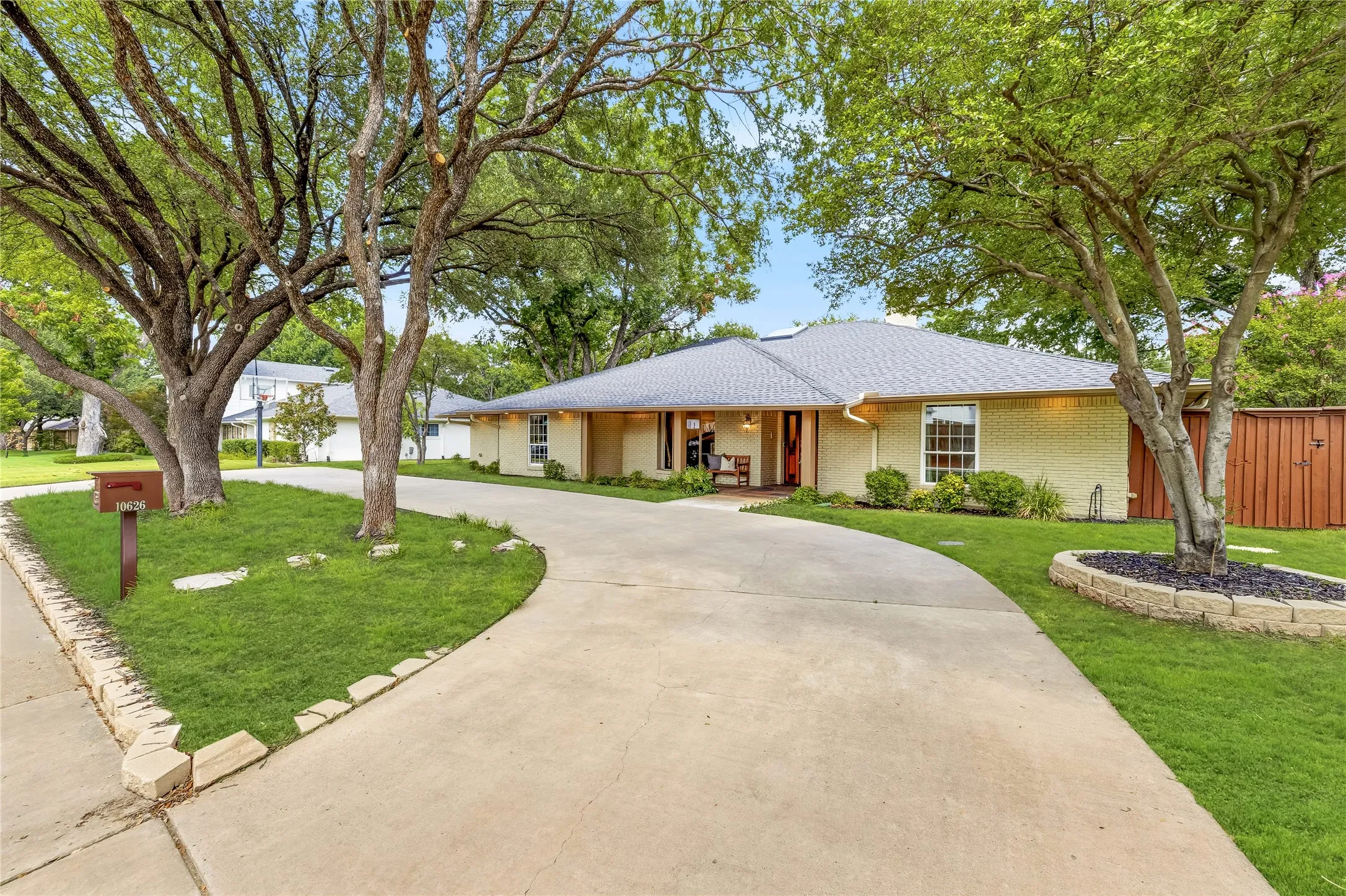 Single Family Residence For Sale in Dallas County , 10626 Cox Lane, Dallas, Texas 75229, 4 Bedroom, 5 Bathroom, 3 Garage spaces, 4,070 Sqft, built in 1972, mls#21375217, Real Estate Agent in Dallas, Homes For Sale in Dallas county, Homes For Sale in Dallas, Realtor in Dallas Texas, Real Estate Brokerage Independent Realty Texas, Luminita Cordes Realtor
