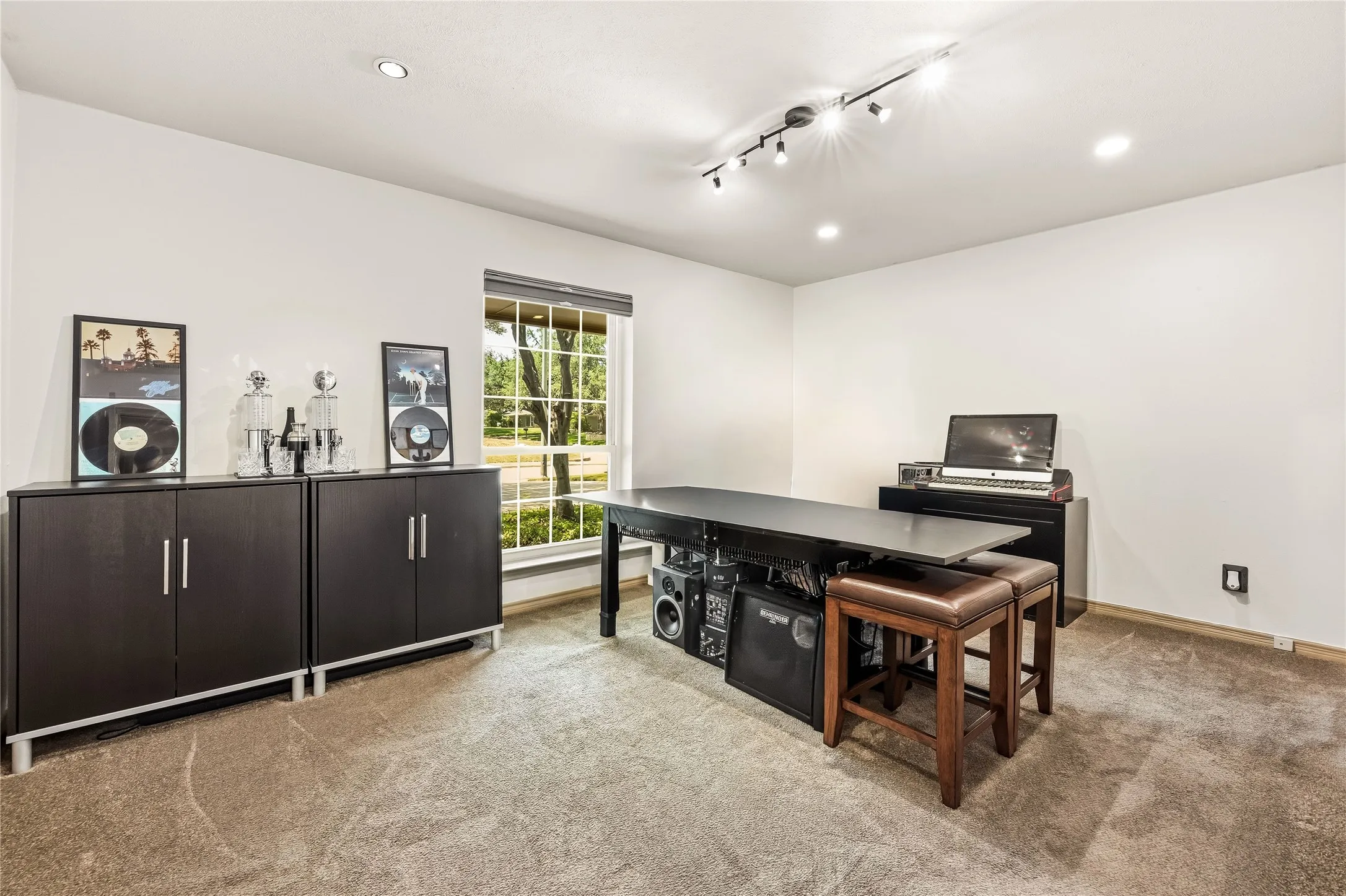 Single Family Residence For Sale in Dallas County , 10626 Cox Lane, Dallas, Texas 75229, 4 Bedroom, 5 Bathroom, 3 Garage spaces, 4,070 Sqft, built in 1972, mls#21375217, Real Estate Agent in Dallas, Homes For Sale in Dallas county, Homes For Sale in Dallas, Realtor in Dallas Texas, Real Estate Brokerage Independent Realty Texas, Luminita Cordes Realtor