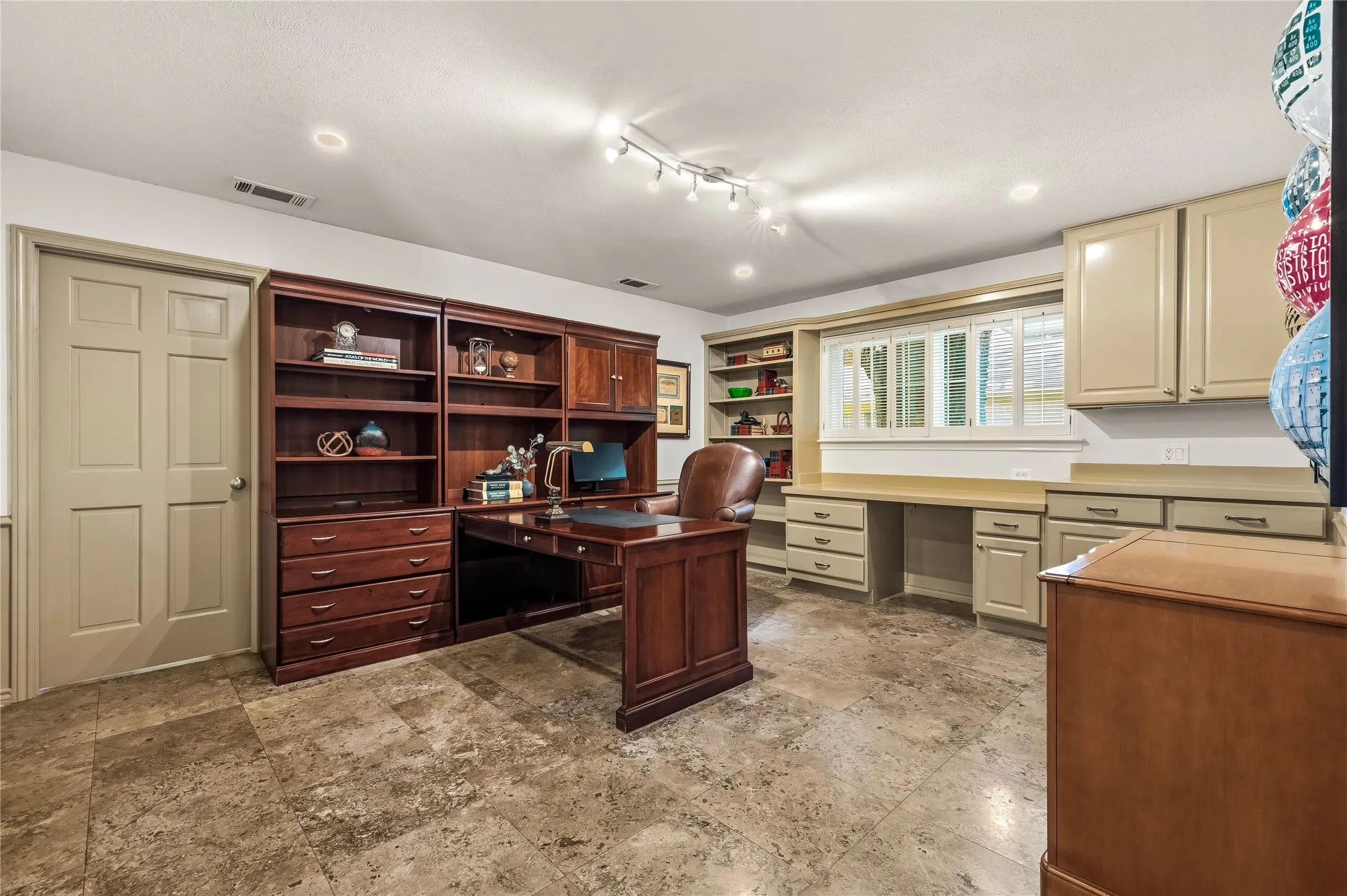 Single Family Residence For Sale in Dallas County , 10626 Cox Lane, Dallas, Texas 75229, 4 Bedroom, 5 Bathroom, 3 Garage spaces, 4,070 Sqft, built in 1972, mls#21375217, Real Estate Agent in Dallas, Homes For Sale in Dallas county, Homes For Sale in Dallas, Realtor in Dallas Texas, Real Estate Brokerage Independent Realty Texas, Luminita Cordes Realtor