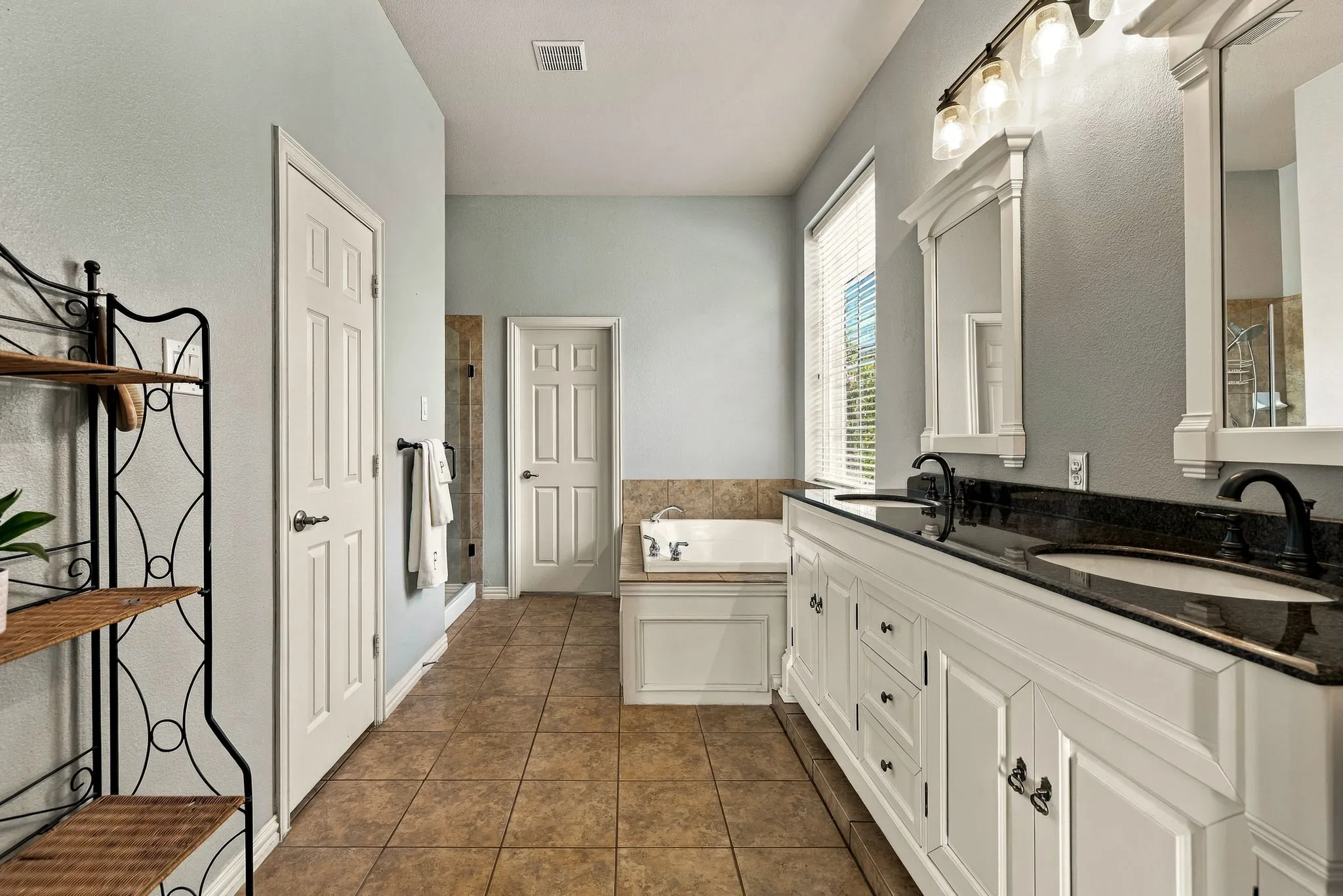 Single Family Residence For Sale in Denton County , 2671 SLEEPY HOLLOW Trail, Frisco, Texas 75034, 4 Bedroom, 4 Bathroom, 3 Garage spaces, 3,470 Sqft, built in 2003, mls#21400053, Real Estate Agent in Frisco, Homes For Sale in Denton county, Homes For Sale in Frisco, Realtor in Frisco Texas, Real Estate Brokerage Independent Realty Texas, Luminita Cordes Realtor