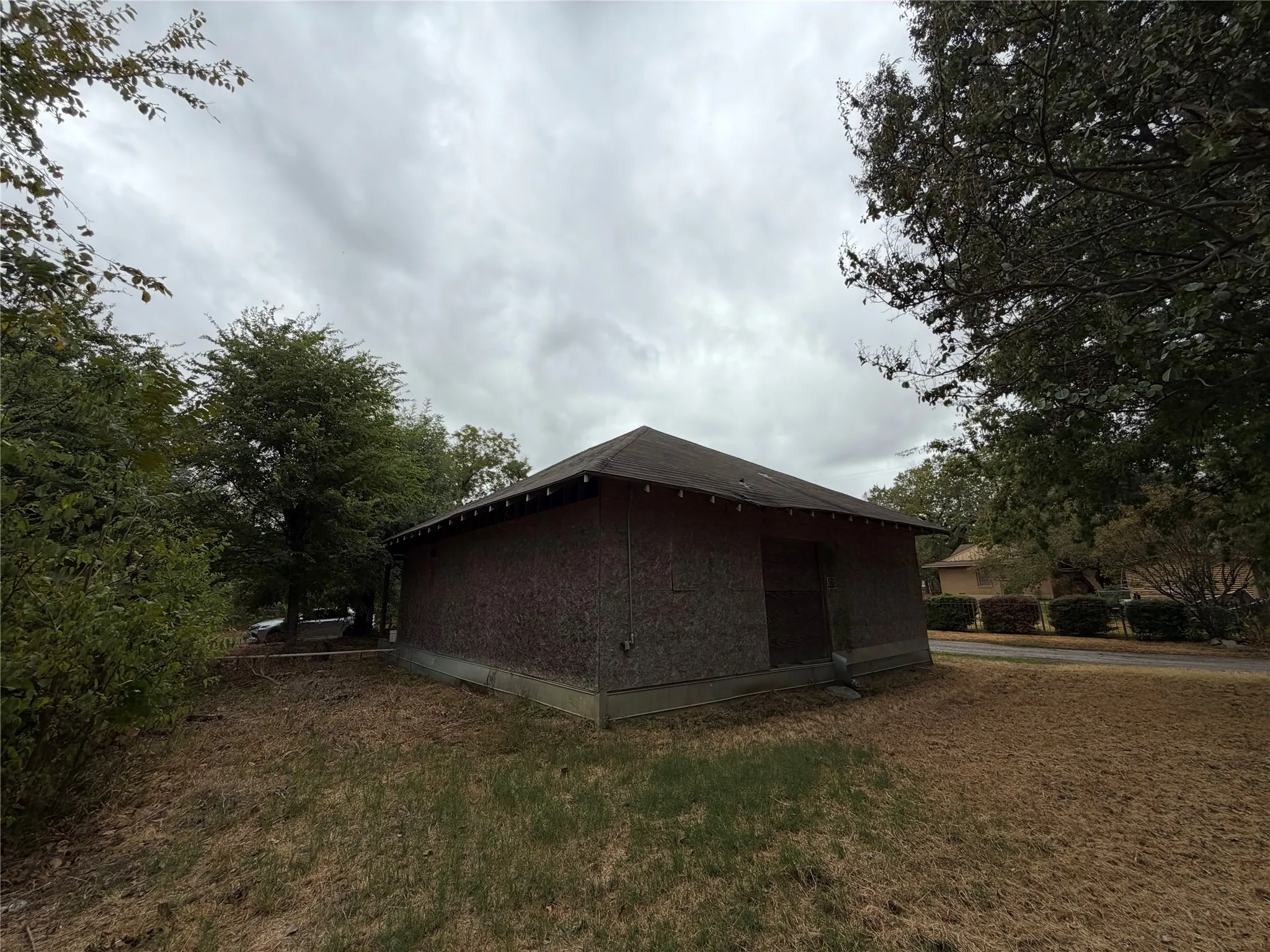 Single Family Residence For Sale in Grayson County , 405 Charter Street, Whitesboro, Texas 76273, 3 Bedroom, 1 Bathroom, Garage spaces, 975 Sqft, built in 1940, mls#21401416, Real Estate Agent in Whitesboro, Homes For Sale in Grayson county, Homes For Sale in Whitesboro, Realtor in Whitesboro Texas, Real Estate Brokerage Independent Realty Texas, Luminita Cordes Realtor