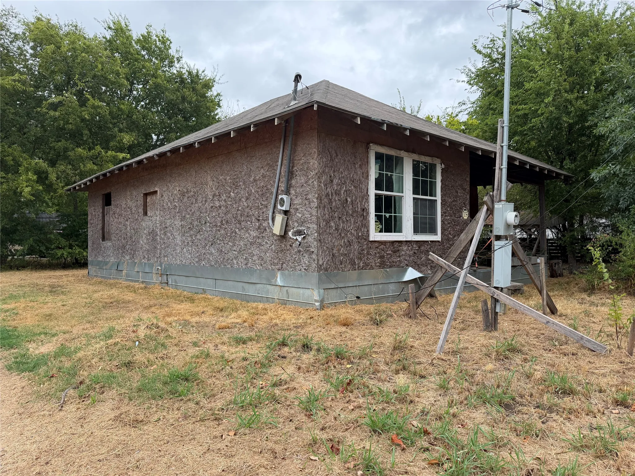 Single Family Residence For Sale in Grayson County , 405 Charter Street, Whitesboro, Texas 76273, 3 Bedroom, 1 Bathroom, Garage spaces, 975 Sqft, built in 1940, mls#21401416, Real Estate Agent in Whitesboro, Homes For Sale in Grayson county, Homes For Sale in Whitesboro, Realtor in Whitesboro Texas, Real Estate Brokerage Independent Realty Texas, Luminita Cordes Realtor