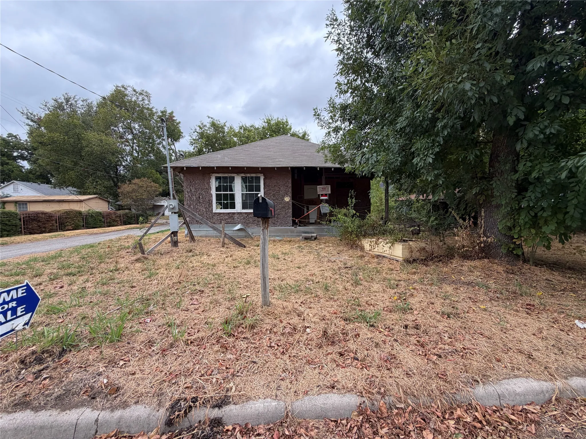 Single Family Residence For Sale in Grayson County , 405 Charter Street, Whitesboro, Texas 76273, 3 Bedroom, 1 Bathroom, Garage spaces, 975 Sqft, built in 1940, mls#21401416, Real Estate Agent in Whitesboro, Homes For Sale in Grayson county, Homes For Sale in Whitesboro, Realtor in Whitesboro Texas, Real Estate Brokerage Independent Realty Texas, Luminita Cordes Realtor