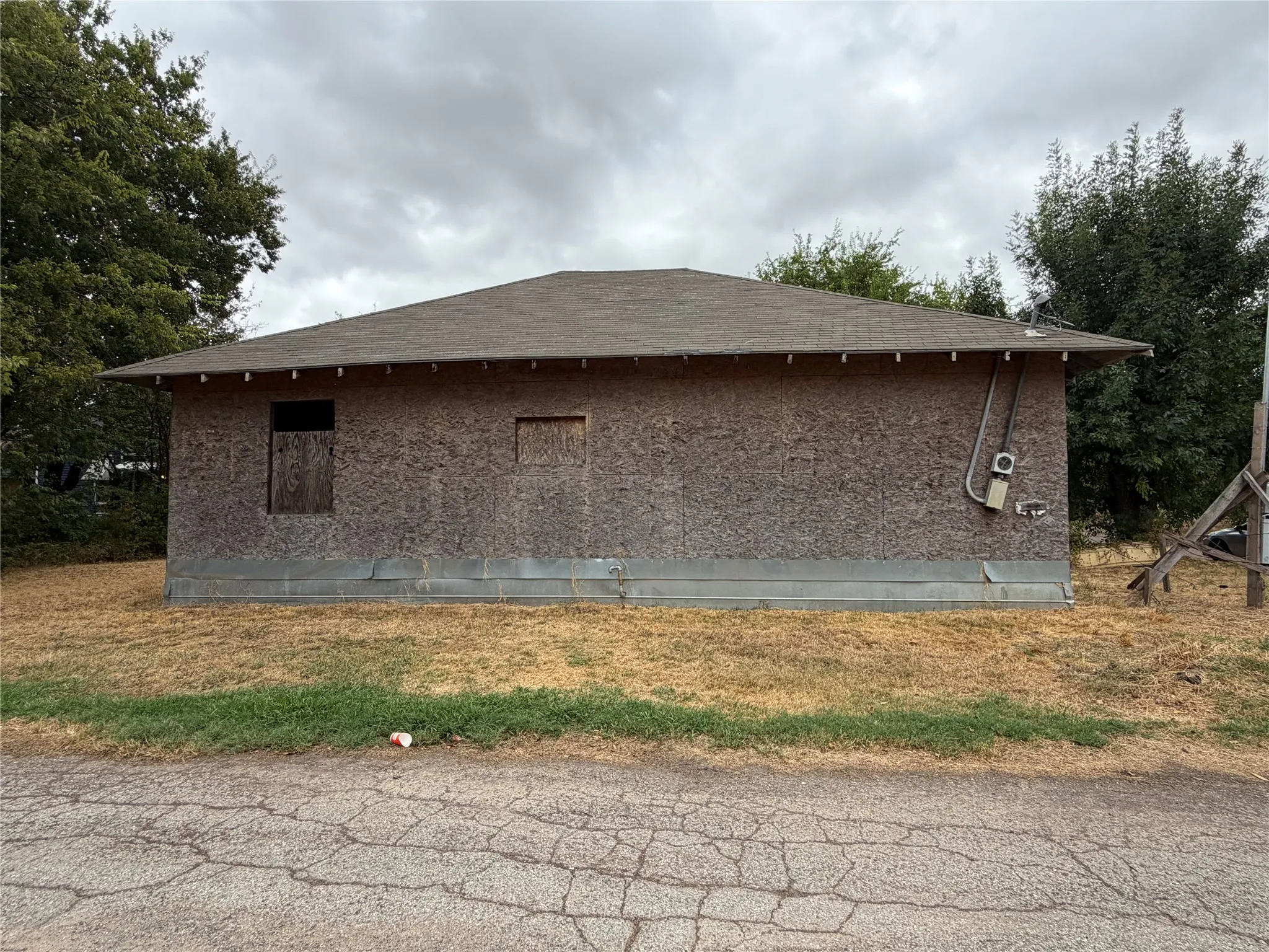 Single Family Residence For Sale in Grayson County , 405 Charter Street, Whitesboro, Texas 76273, 3 Bedroom, 1 Bathroom, Garage spaces, 975 Sqft, built in 1940, mls#21401416, Real Estate Agent in Whitesboro, Homes For Sale in Grayson county, Homes For Sale in Whitesboro, Realtor in Whitesboro Texas, Real Estate Brokerage Independent Realty Texas, Luminita Cordes Realtor