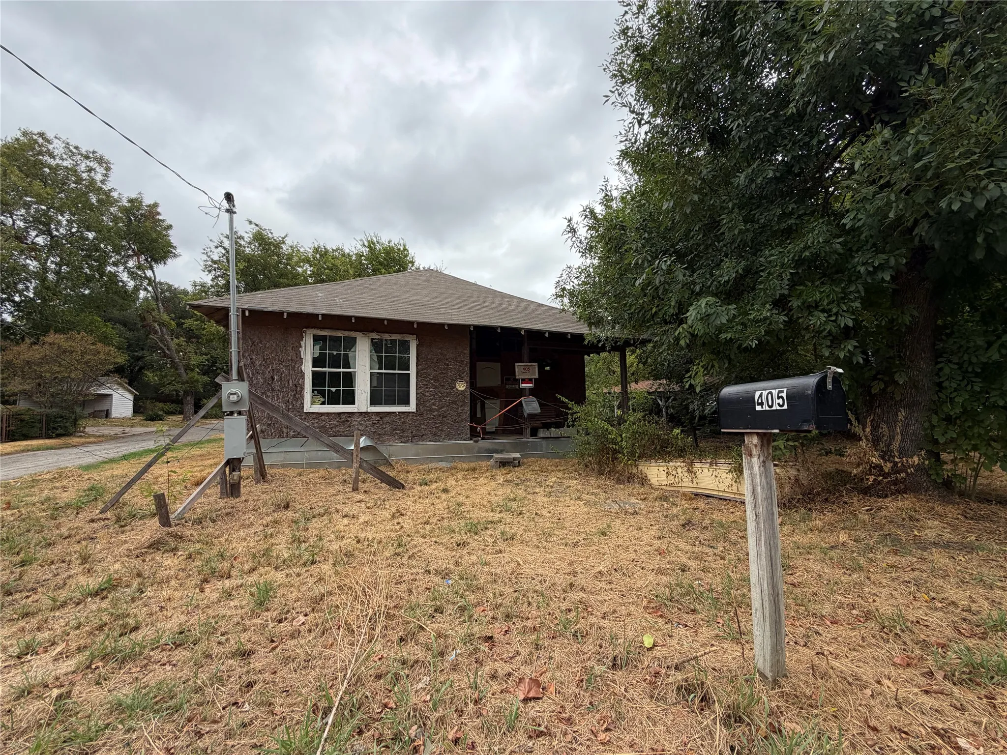 Single Family Residence For Sale in Grayson County , 405 Charter Street, Whitesboro, Texas 76273, 3 Bedroom, 1 Bathroom, Garage spaces, 975 Sqft, built in 1940, mls#21401416, Real Estate Agent in Whitesboro, Homes For Sale in Grayson county, Homes For Sale in Whitesboro, Realtor in Whitesboro Texas, Real Estate Brokerage Independent Realty Texas, Luminita Cordes Realtor