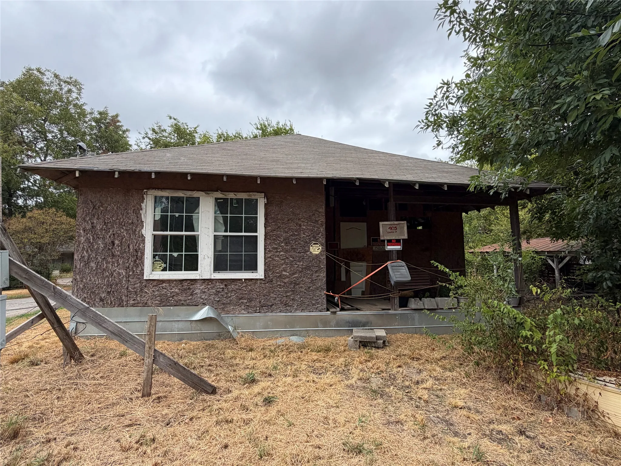 Single Family Residence For Sale in Grayson County , 405 Charter Street, Whitesboro, Texas 76273, 3 Bedroom, 1 Bathroom, Garage spaces, 975 Sqft, built in 1940, mls#21401416, Real Estate Agent in Whitesboro, Homes For Sale in Grayson county, Homes For Sale in Whitesboro, Realtor in Whitesboro Texas, Real Estate Brokerage Independent Realty Texas, Luminita Cordes Realtor