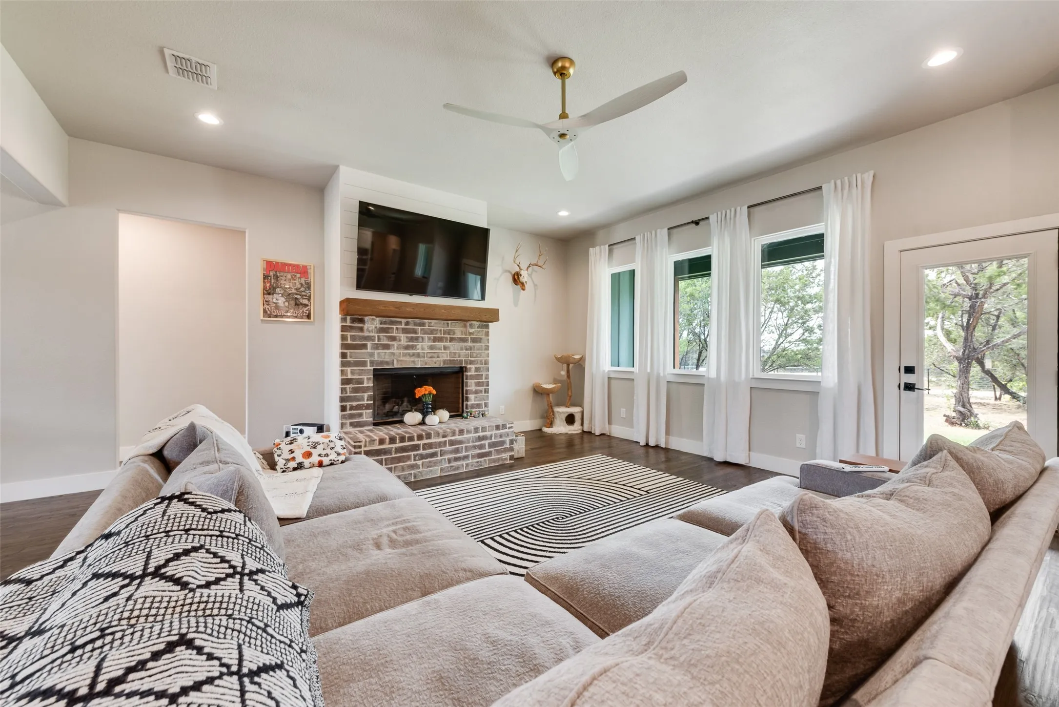 Single Family Residence For Sale in Parker County , 301 Sharla Smelley Road, Weatherford, Texas 76088, 4 Bedroom, 3 Bathroom, 2 Garage spaces, 2,476 Sqft, built in 2022, mls#21400992, Real Estate Agent in Weatherford, Homes For Sale in Parker county, Homes For Sale in Weatherford, Realtor in Weatherford Texas, Real Estate Brokerage Independent Realty Texas, Luminita Cordes Realtor
