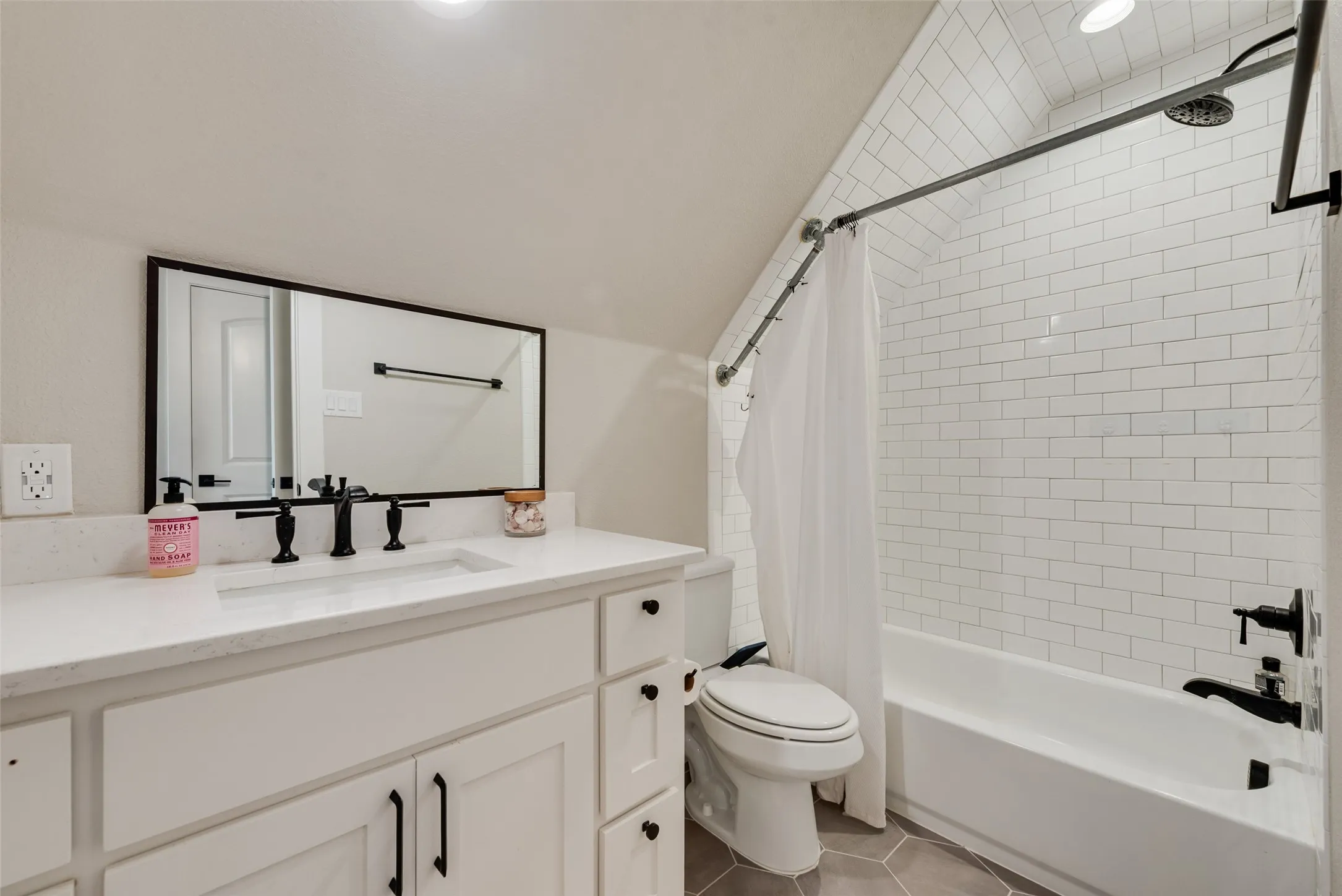 Single Family Residence For Sale in Parker County , 301 Sharla Smelley Road, Weatherford, Texas 76088, 4 Bedroom, 3 Bathroom, 2 Garage spaces, 2,476 Sqft, built in 2022, mls#21400992, Real Estate Agent in Weatherford, Homes For Sale in Parker county, Homes For Sale in Weatherford, Realtor in Weatherford Texas, Real Estate Brokerage Independent Realty Texas, Luminita Cordes Realtor