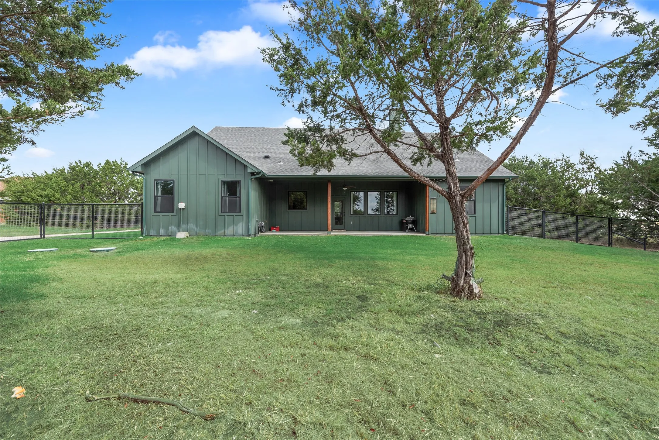 Single Family Residence For Sale in Parker County , 301 Sharla Smelley Road, Weatherford, Texas 76088, 4 Bedroom, 3 Bathroom, 2 Garage spaces, 2,476 Sqft, built in 2022, mls#21400992, Real Estate Agent in Weatherford, Homes For Sale in Parker county, Homes For Sale in Weatherford, Realtor in Weatherford Texas, Real Estate Brokerage Independent Realty Texas, Luminita Cordes Realtor